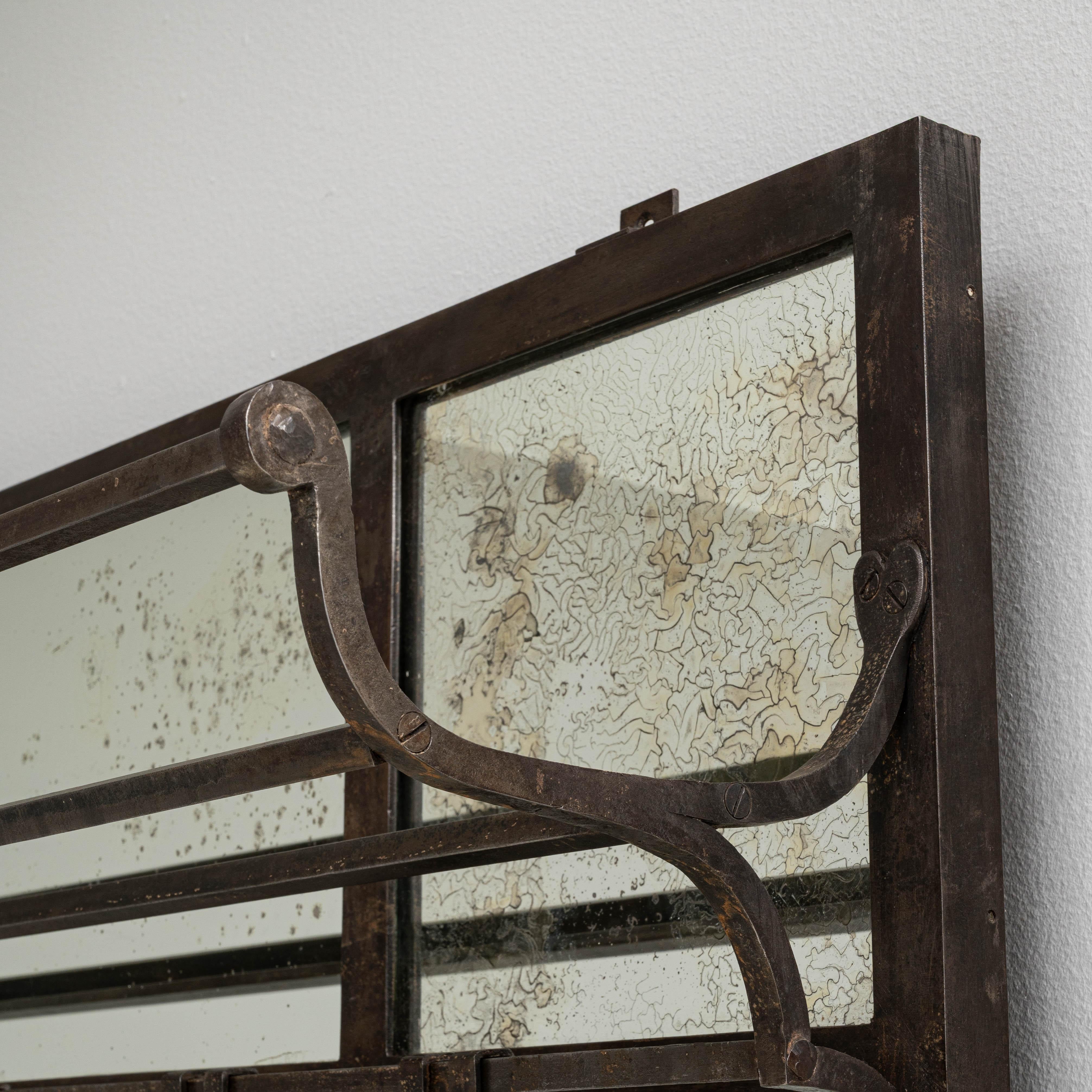 Specchio in ferro battuto francese del 1910 con appendiabiti e supporto in vendita 7