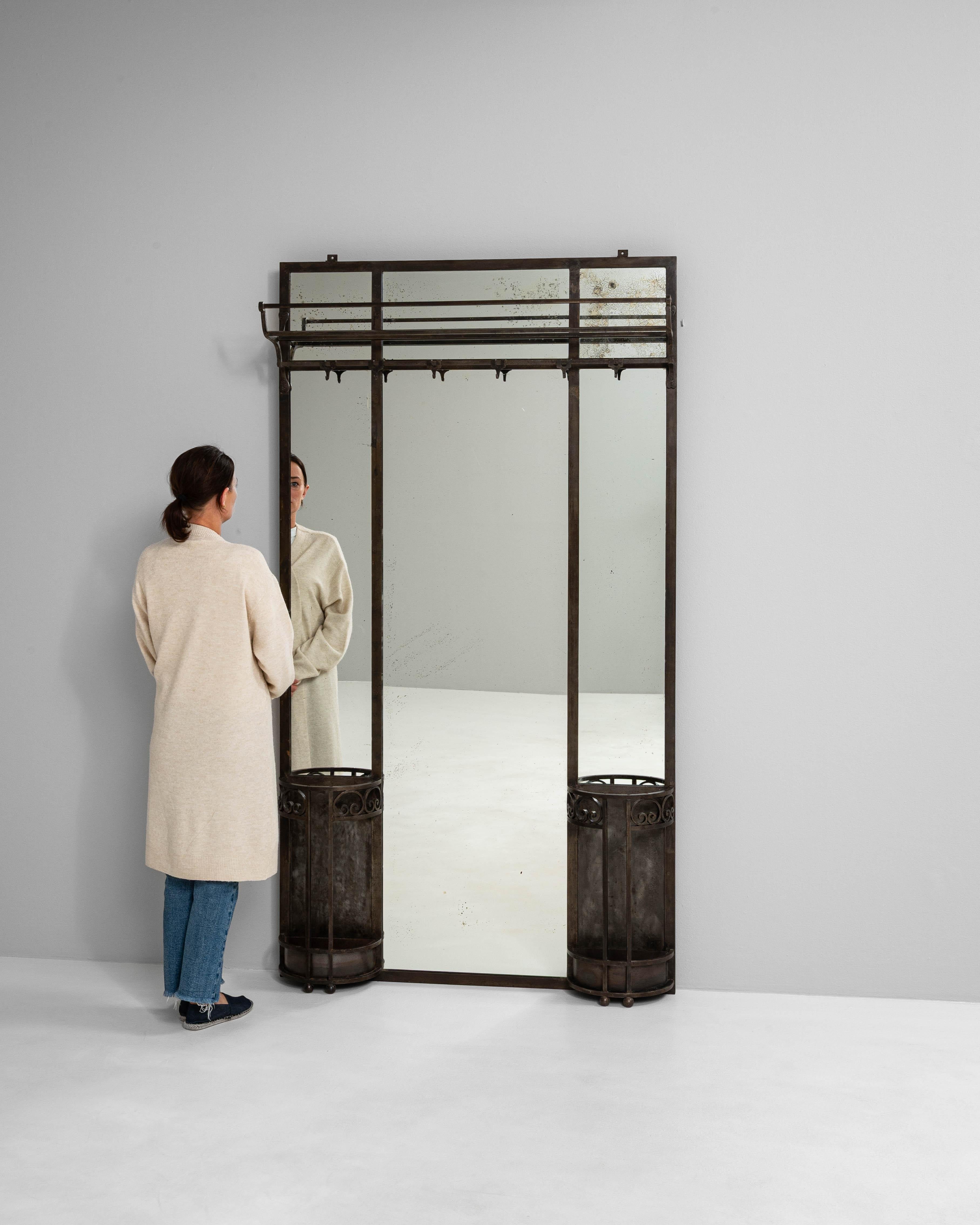 Francese Specchio in ferro battuto francese del 1910 con appendiabiti e supporto in vendita