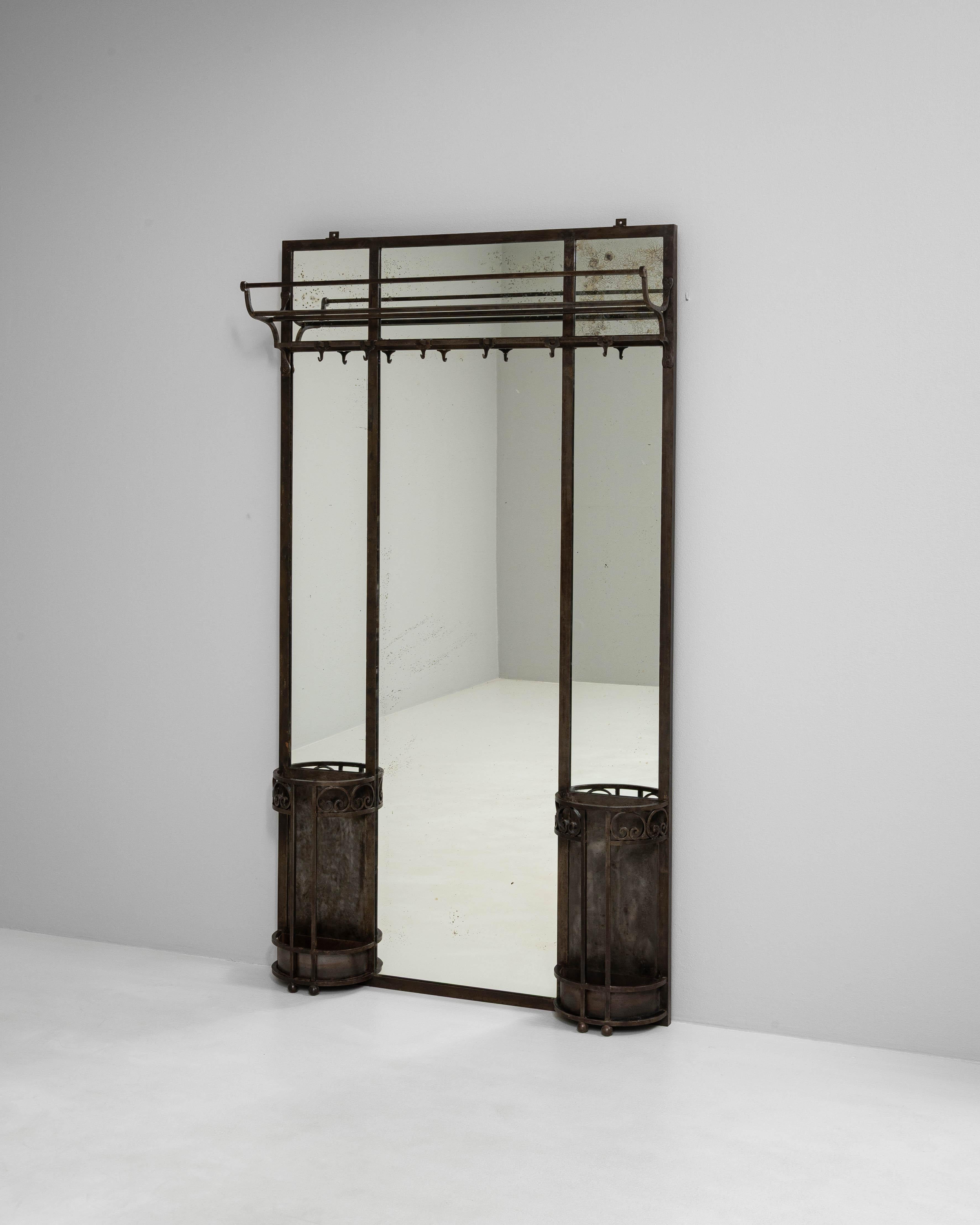 Specchio in ferro battuto francese del 1910 con appendiabiti e supporto In condizioni buone in vendita a High Point, NC