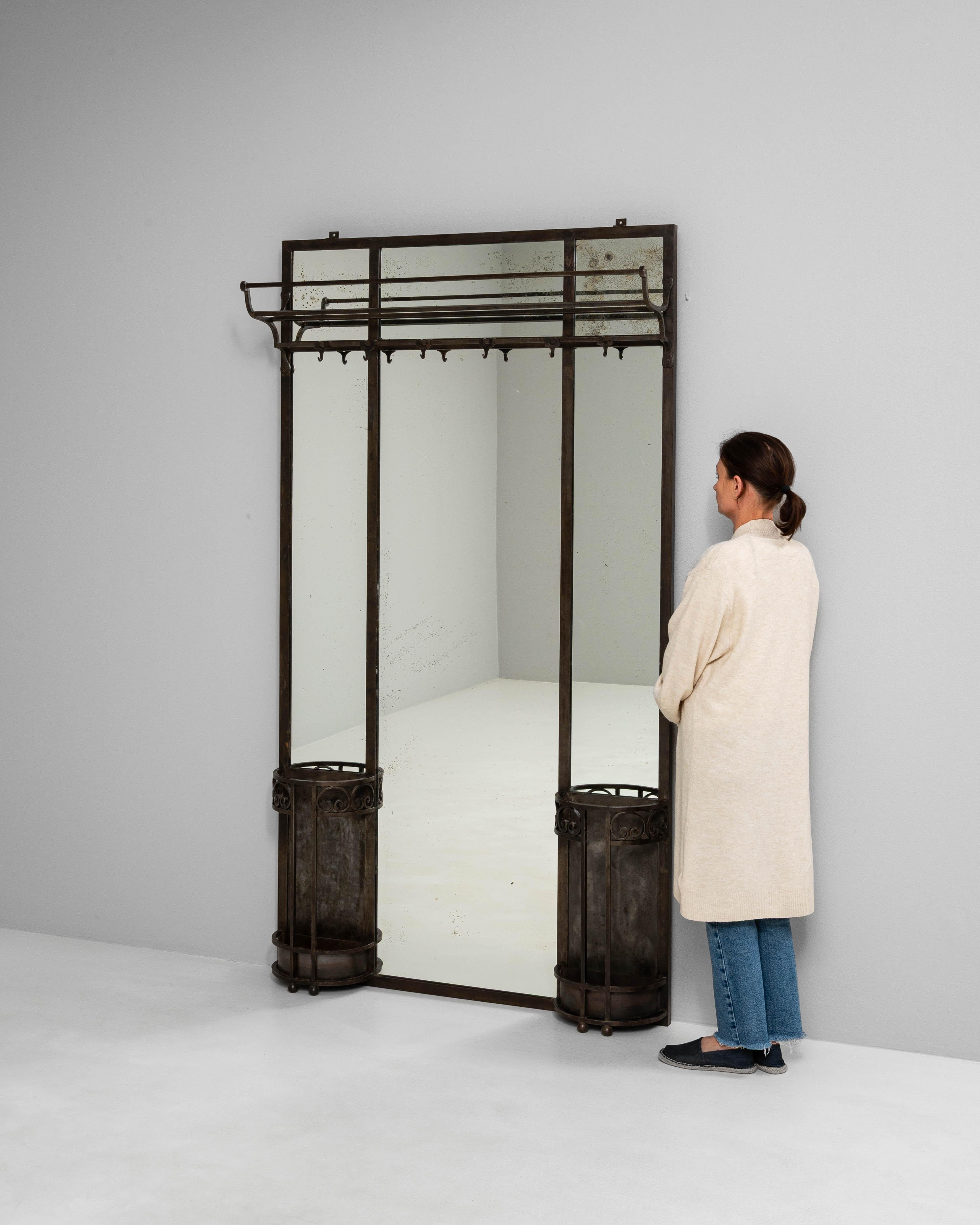 XX secolo Specchio in ferro battuto francese del 1910 con appendiabiti e supporto in vendita