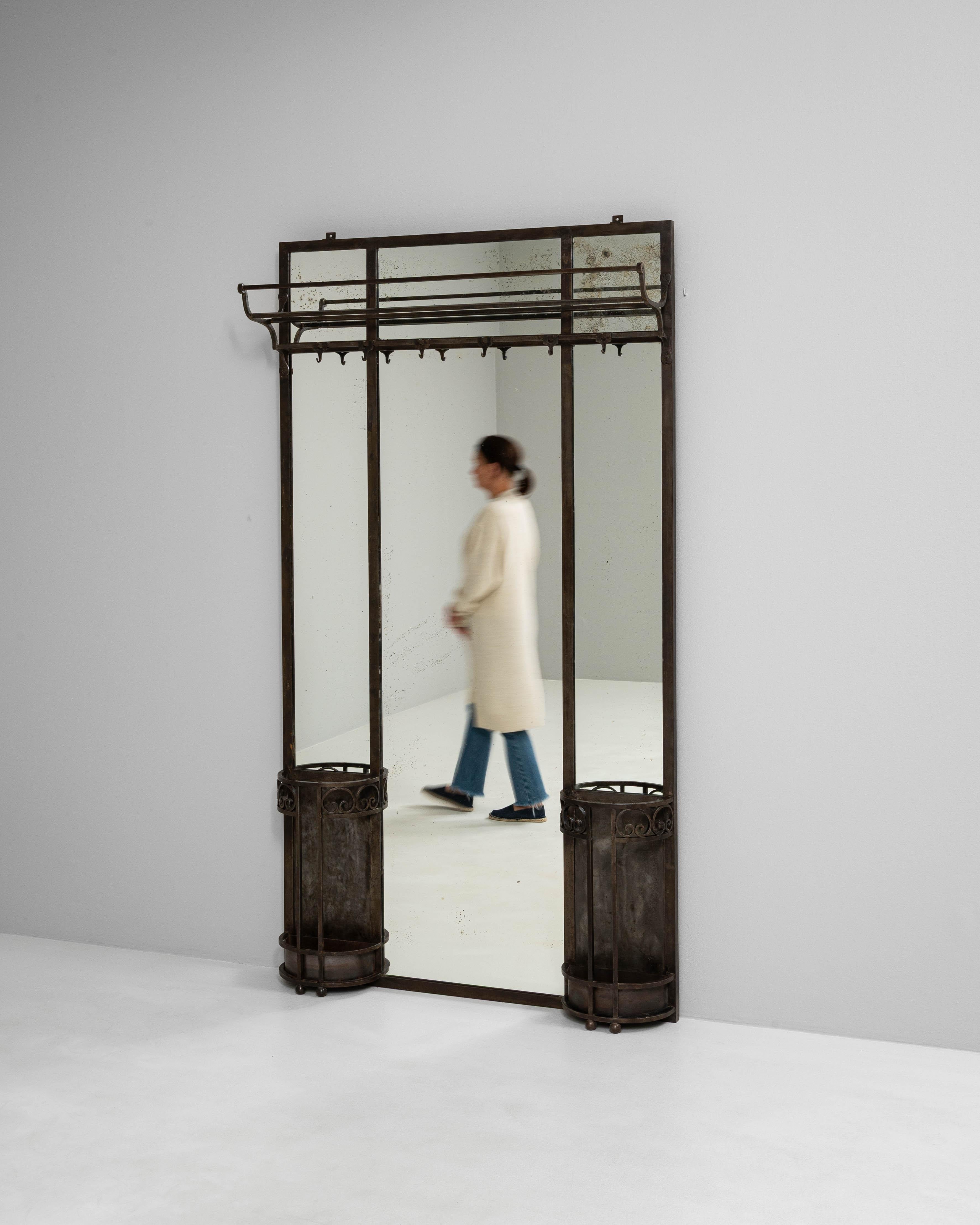 Vetro Specchio in ferro battuto francese del 1910 con appendiabiti e supporto in vendita