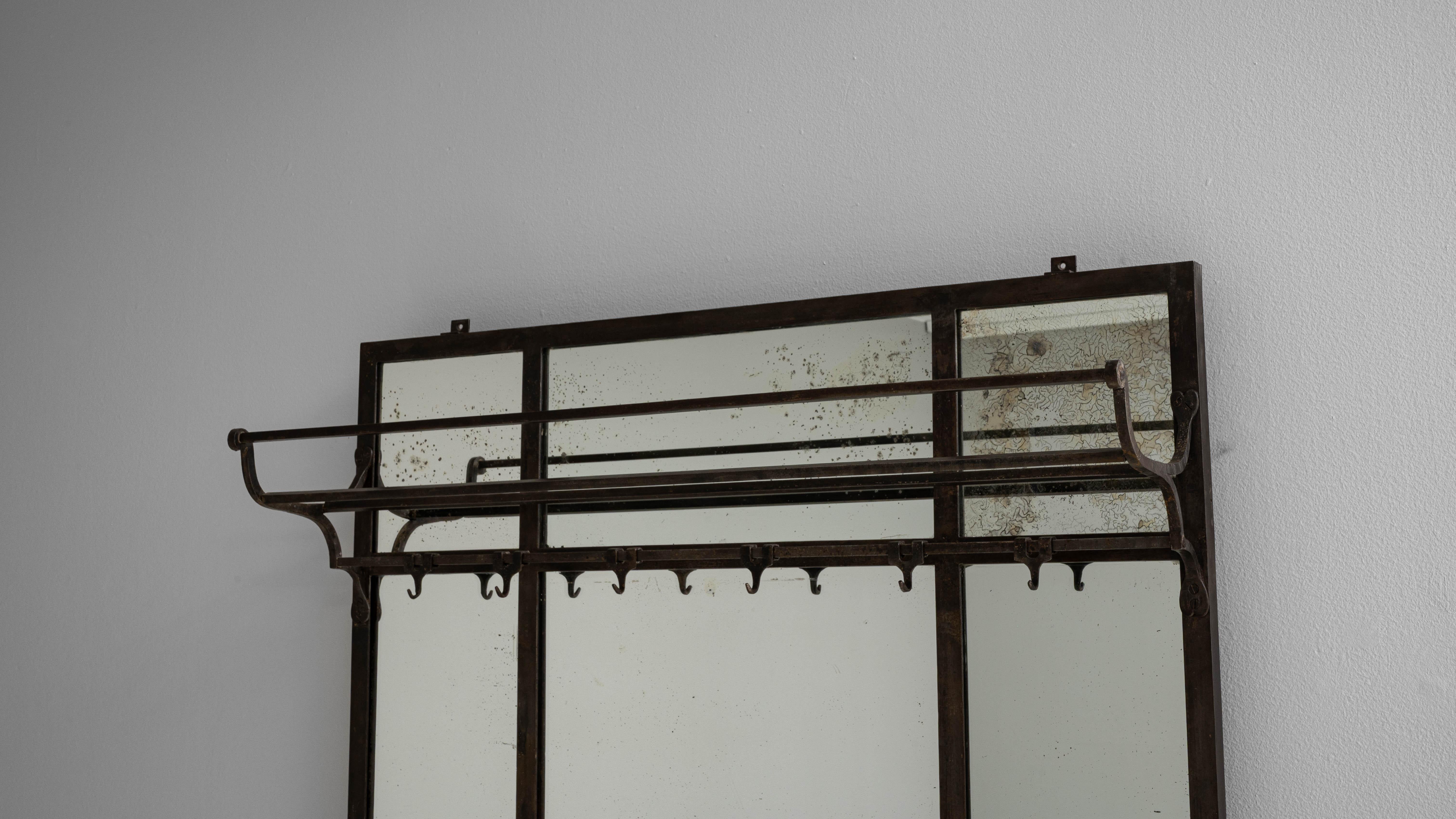 Specchio in ferro battuto francese del 1910 con appendiabiti e supporto in vendita 2