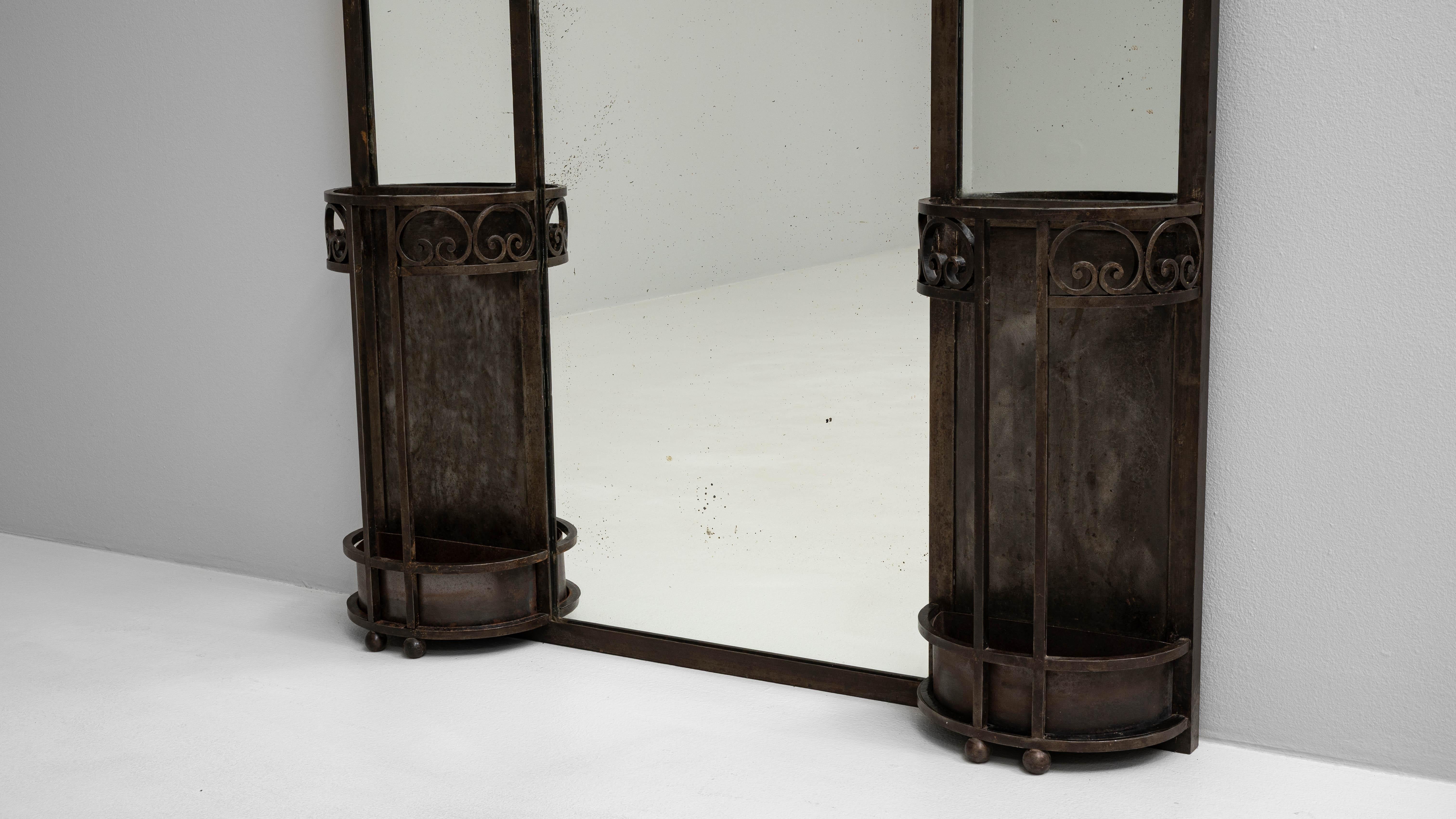 Specchio in ferro battuto francese del 1910 con appendiabiti e supporto in vendita 3