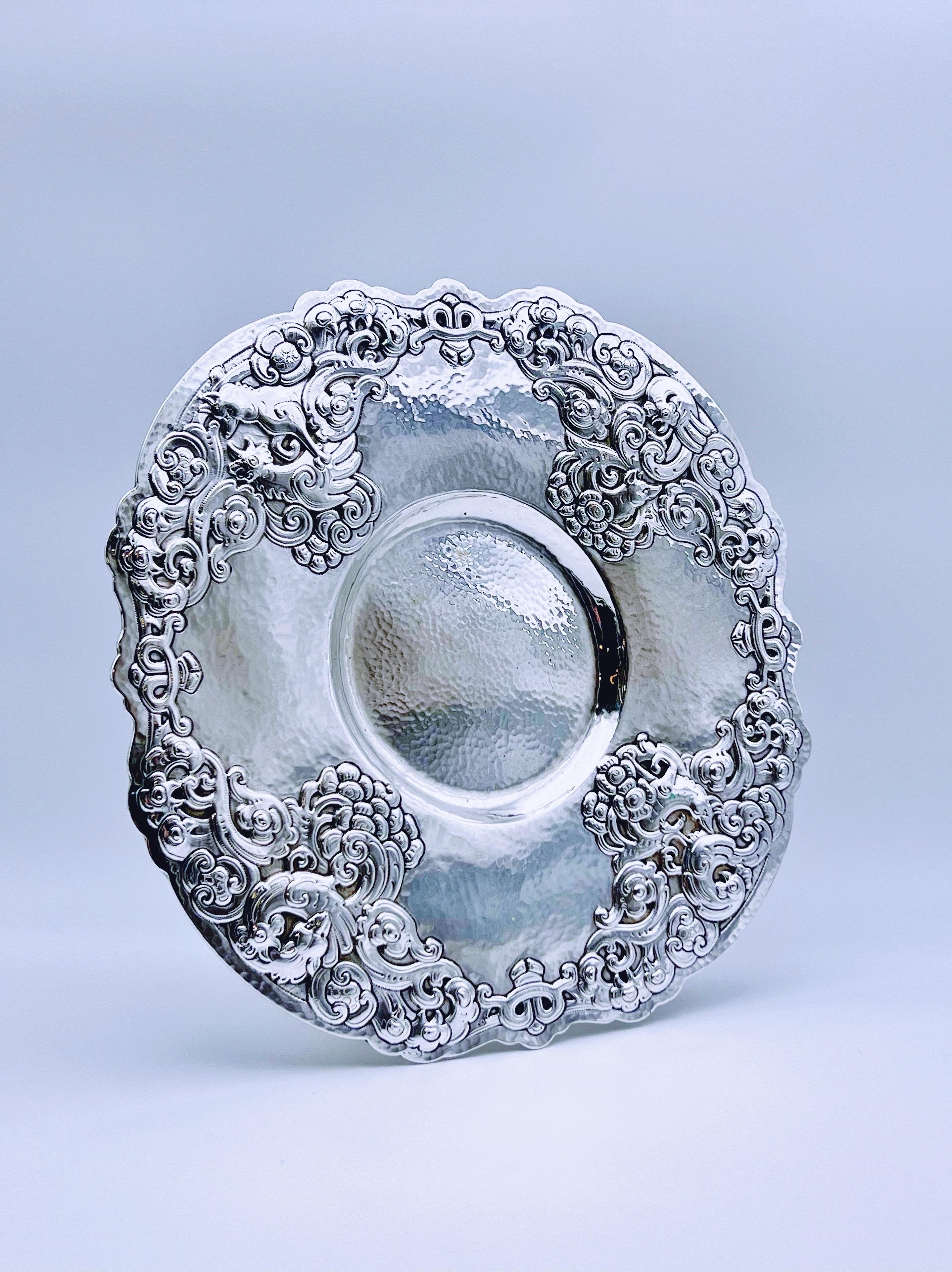 Calidad de museo -- Impresionante plato antiguo de finales del ART NOUVEAU para servir, colgar de la pared o pieza decorativa de mesa hecha a mano en plata maciza de la década de 830.

Diseñado hacia la década de 1910 por el famoso diseñador noruego