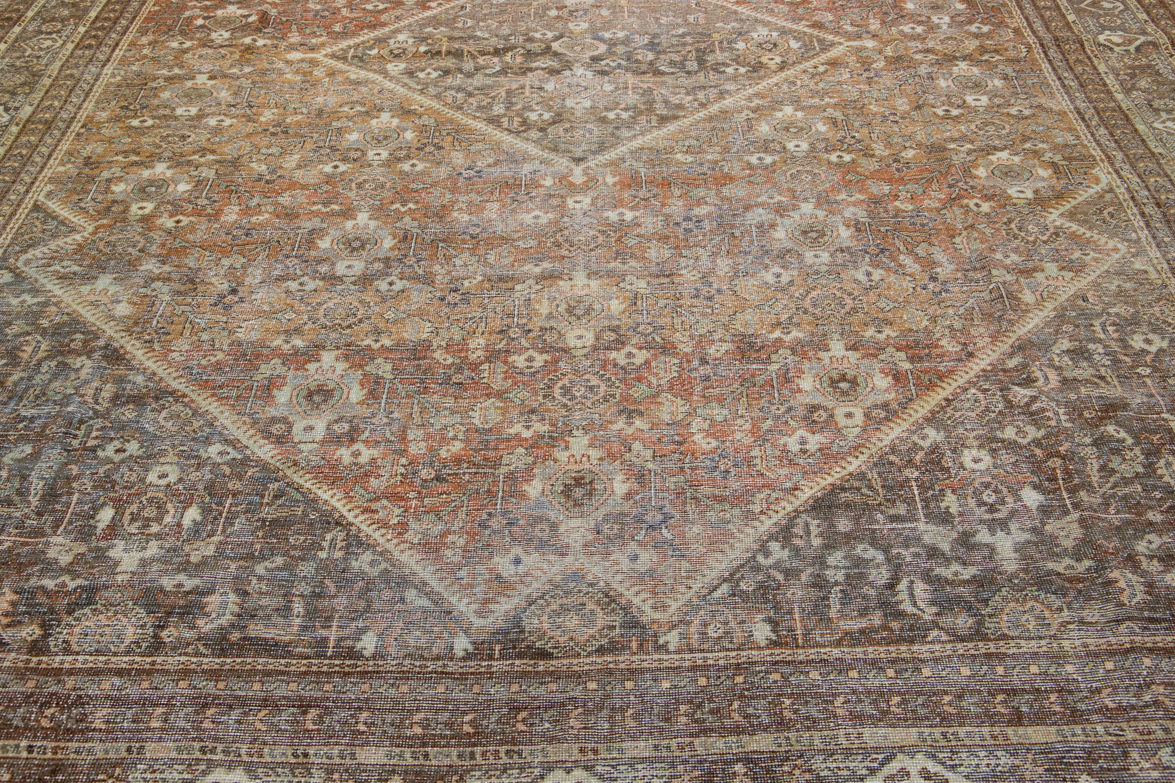 Schöner handgeknüpfter antiker Mahal-Wollteppich aus den 1910er Jahren mit einem rostfarbenen Feld. Dieser Perserteppich hat blaue, pfirsichfarbene und braune Akzentfarben in einem floralen Allover-Muster.  Dieses klassische Teppichdesign ist mit