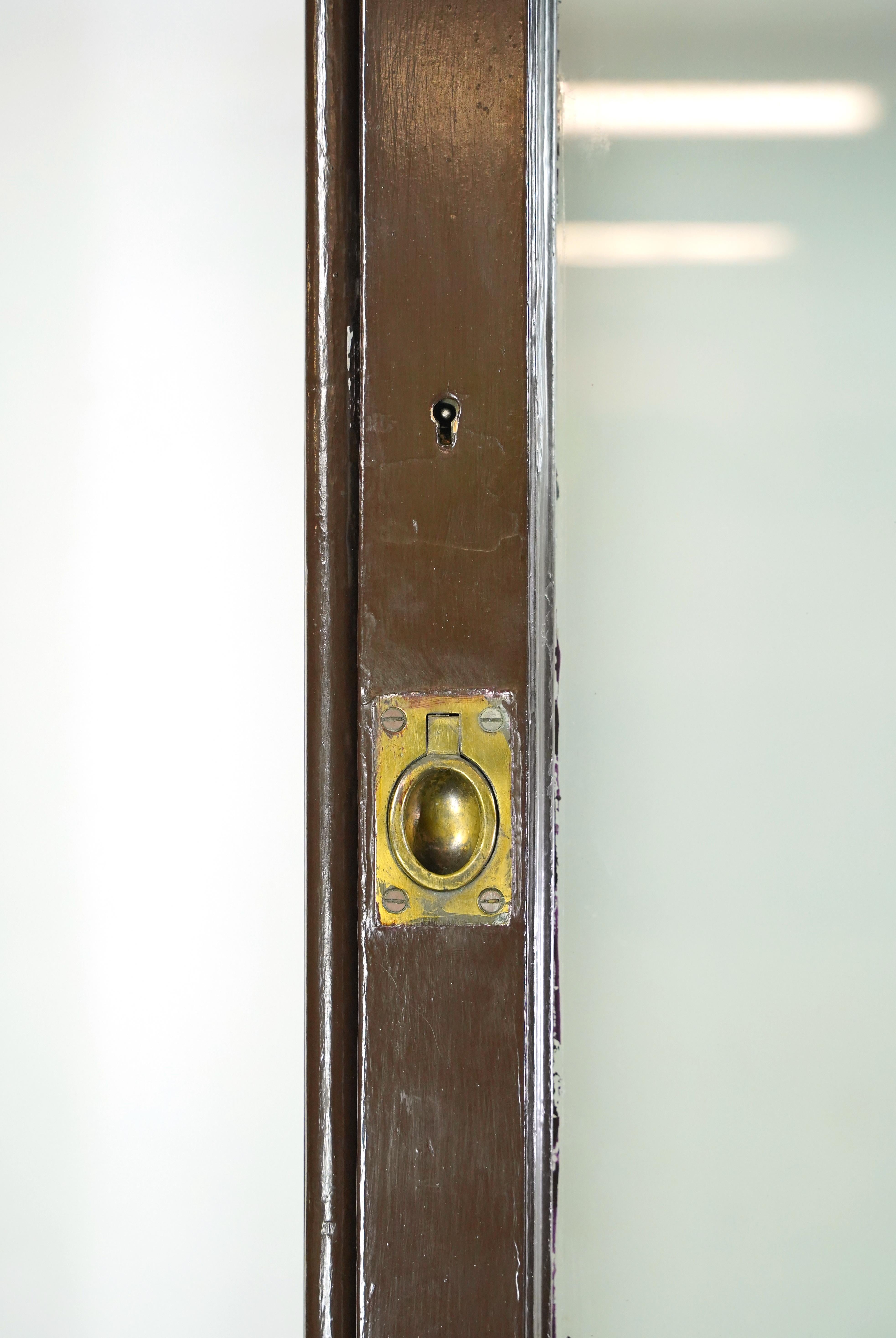 Vetrina da museo inglese del 1910. Vetro trasparente su tutti i lati e sulla parte superiore con pellicola di sicurezza per evitare che si frantumi. Pavimento in parquet di acero con usura dovuta all'uso. Ferramenta in ottone con il marchio Hobs &