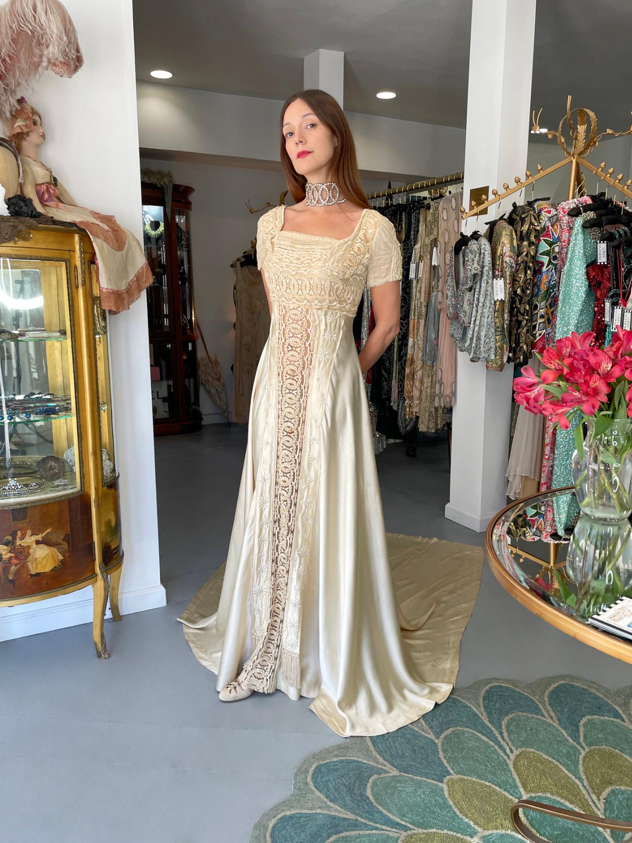 Beige Robe de mariée à traîne en dentelle de filet brodée et satin de soie, ivoire, 1910 en vente