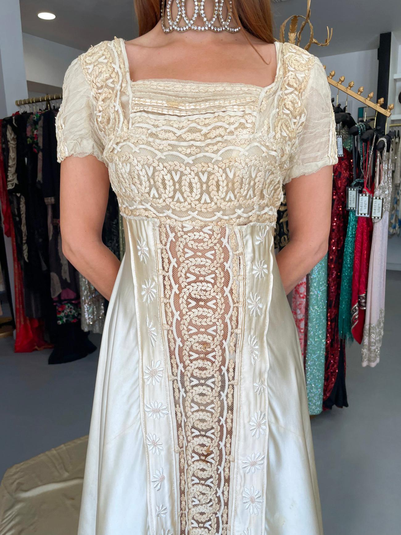 Robe de mariée à traîne en dentelle de filet brodée et satin de soie, ivoire, 1910 Bon état - En vente à Beverly Hills, CA