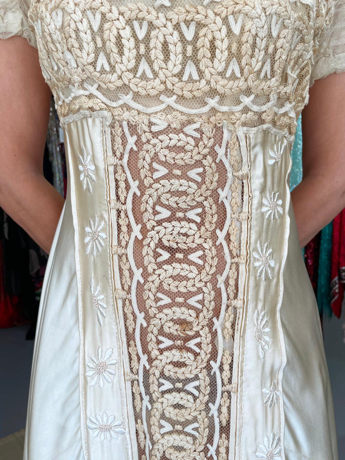 Robe de mariée à traîne en dentelle de filet brodée et satin de soie, ivoire, 1910 Pour femmes en vente