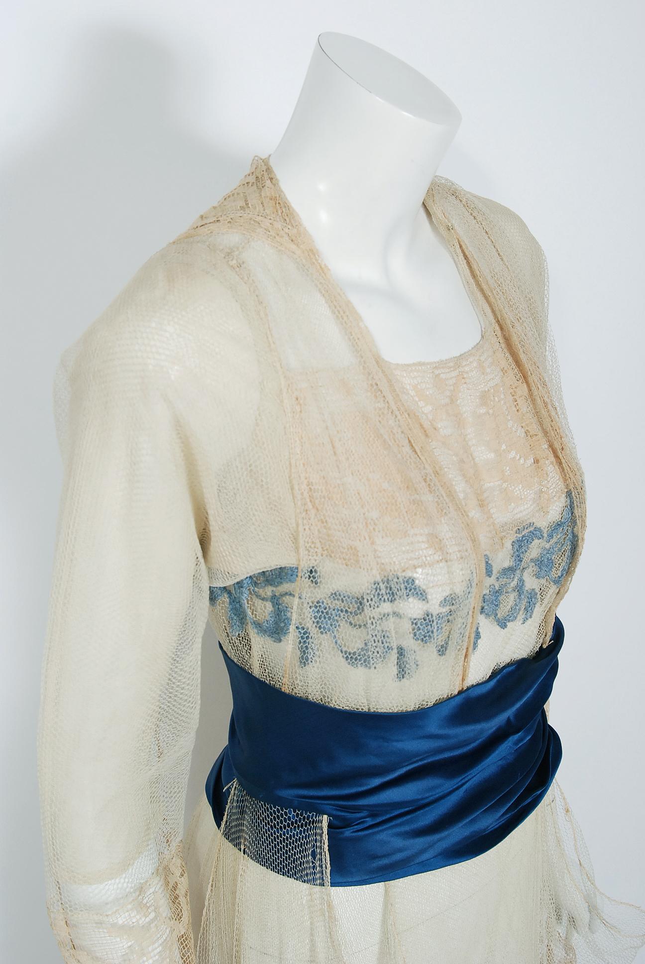 Beige Julius Garfinckel Couture - Robe en dentelle de filet brodée beige, années 1910 en vente