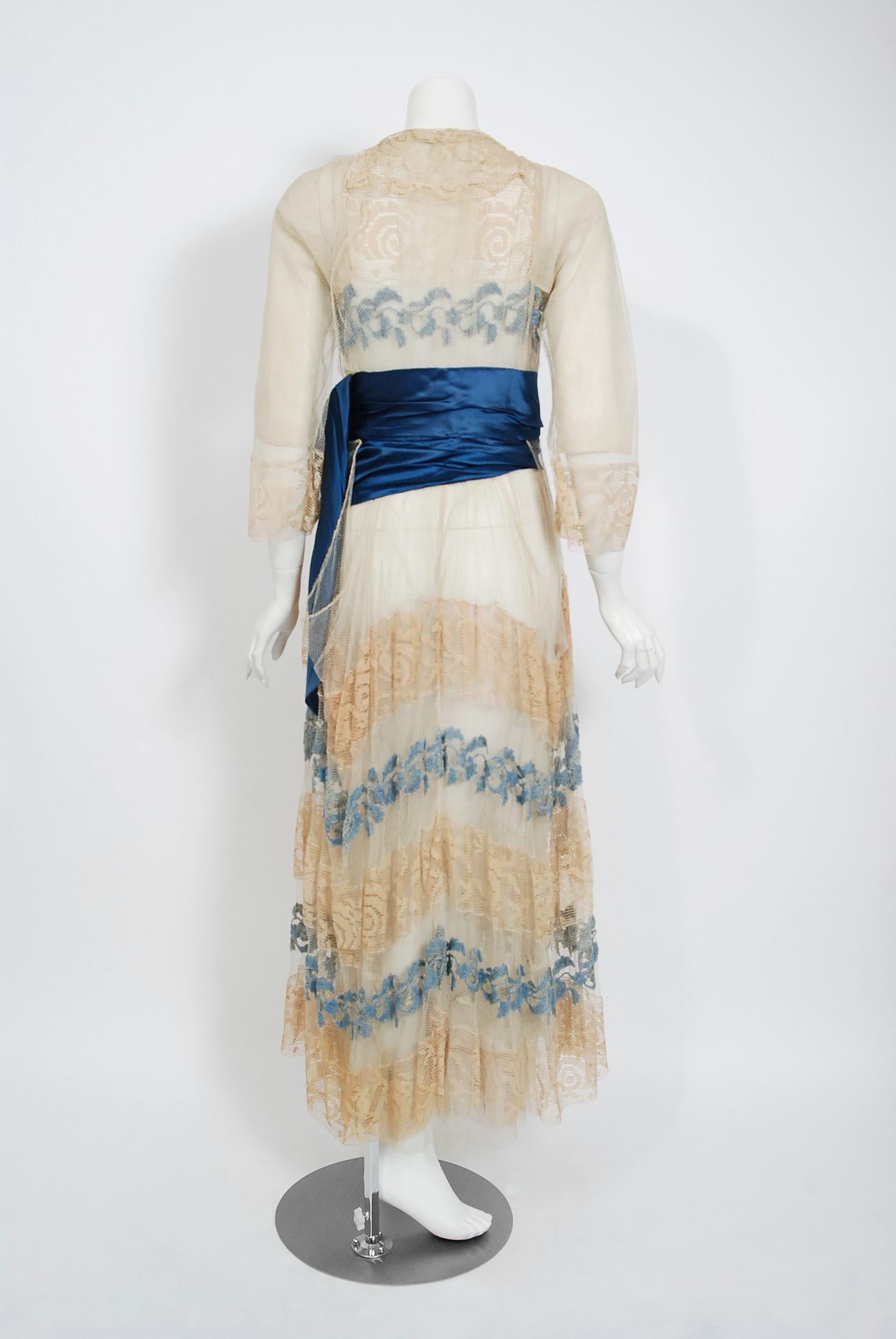 Antikes 1910er Julius Garfinckel Couture Beigefarbenes Kleid aus bestickter Netzspitze im Angebot 2