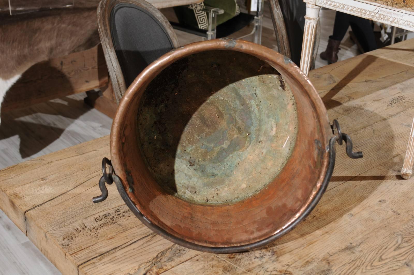 1910s Large Size Round French Copper Pot with Movable Iron Handle In Good Condition In Atlanta, GA