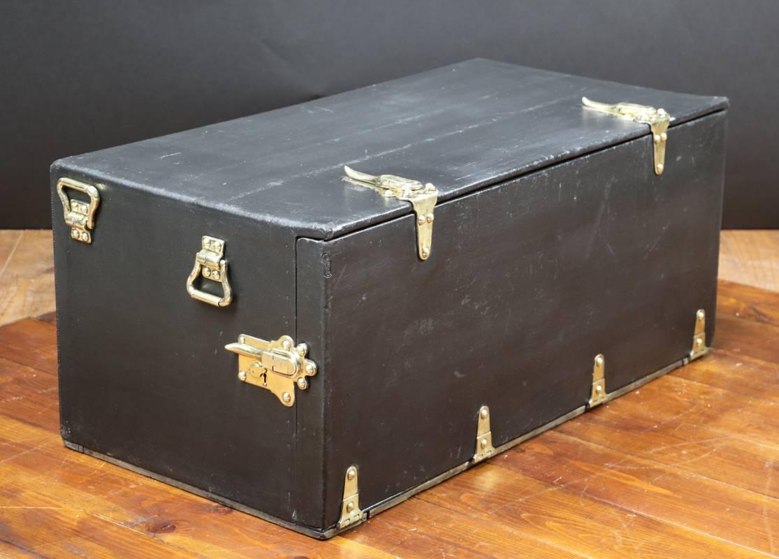 Louis Vuitton vintage car trunk 

Perfect original conditions

Brass lock on the side and three massif brass hasp

Size in cm 86 cm wide X 38 cm height X 45 cm deep 

Size of suitcase: 80 cm wideX 15 cm height X 41 cm deep.

 



Malle
