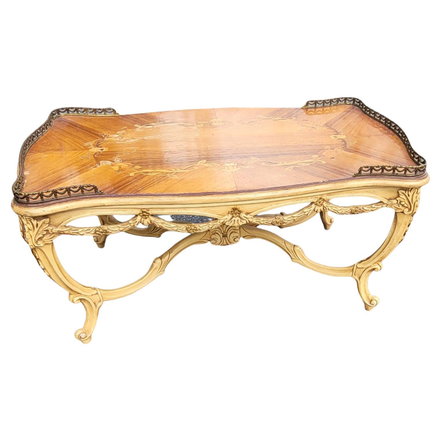 Magnifique table basse française ancienne de style Louis XV, datant des années 1910. Cette table est faite de bois de noyer et de bois de roi, avec un dessus en marqueterie florale de bois de satin avec une galère sculptée, un cadre en bois sculpté