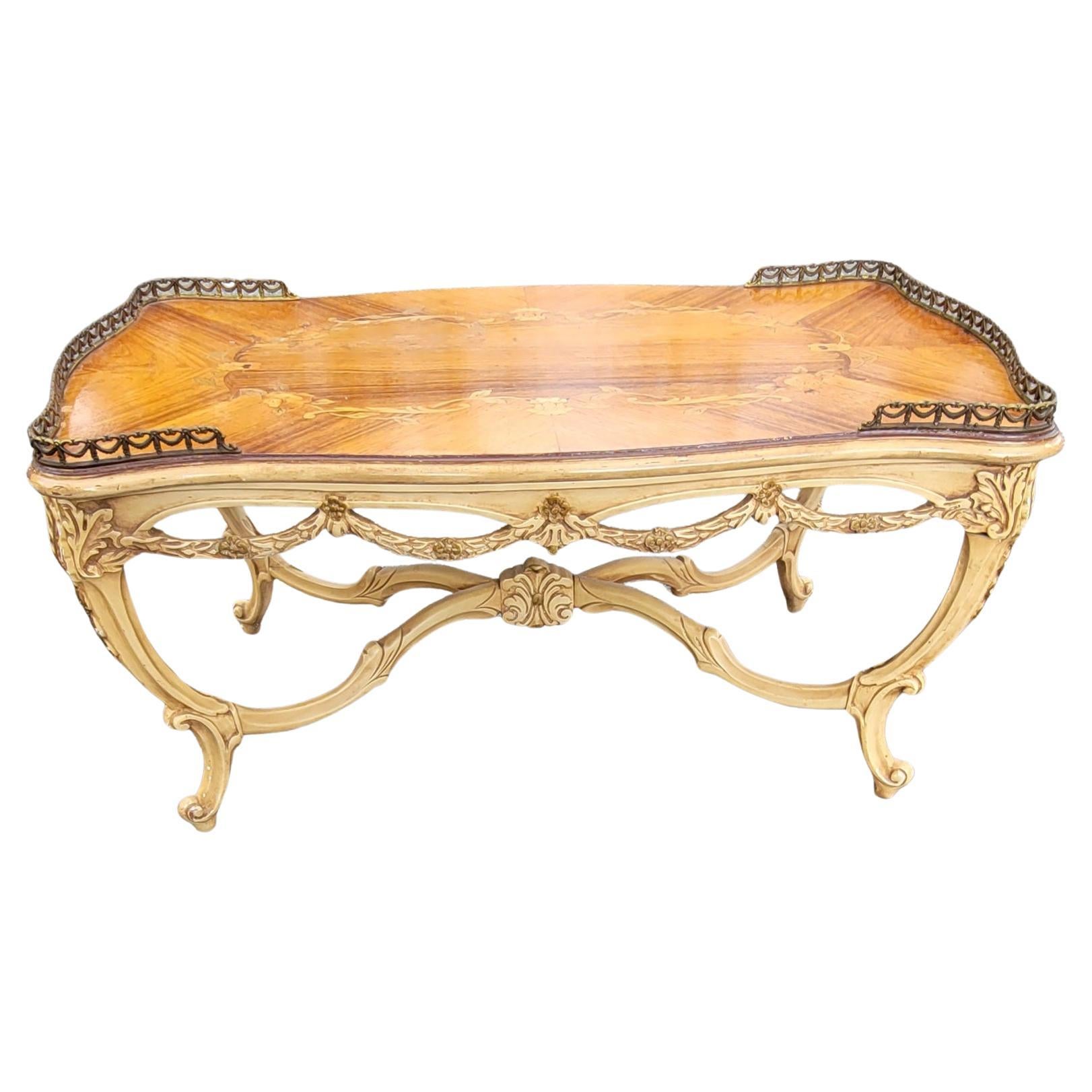 Mesa de Cocktail Luis XV de 1910 de marquetería de nogal y madera de rey con incrustaciones de madera de satén en venta