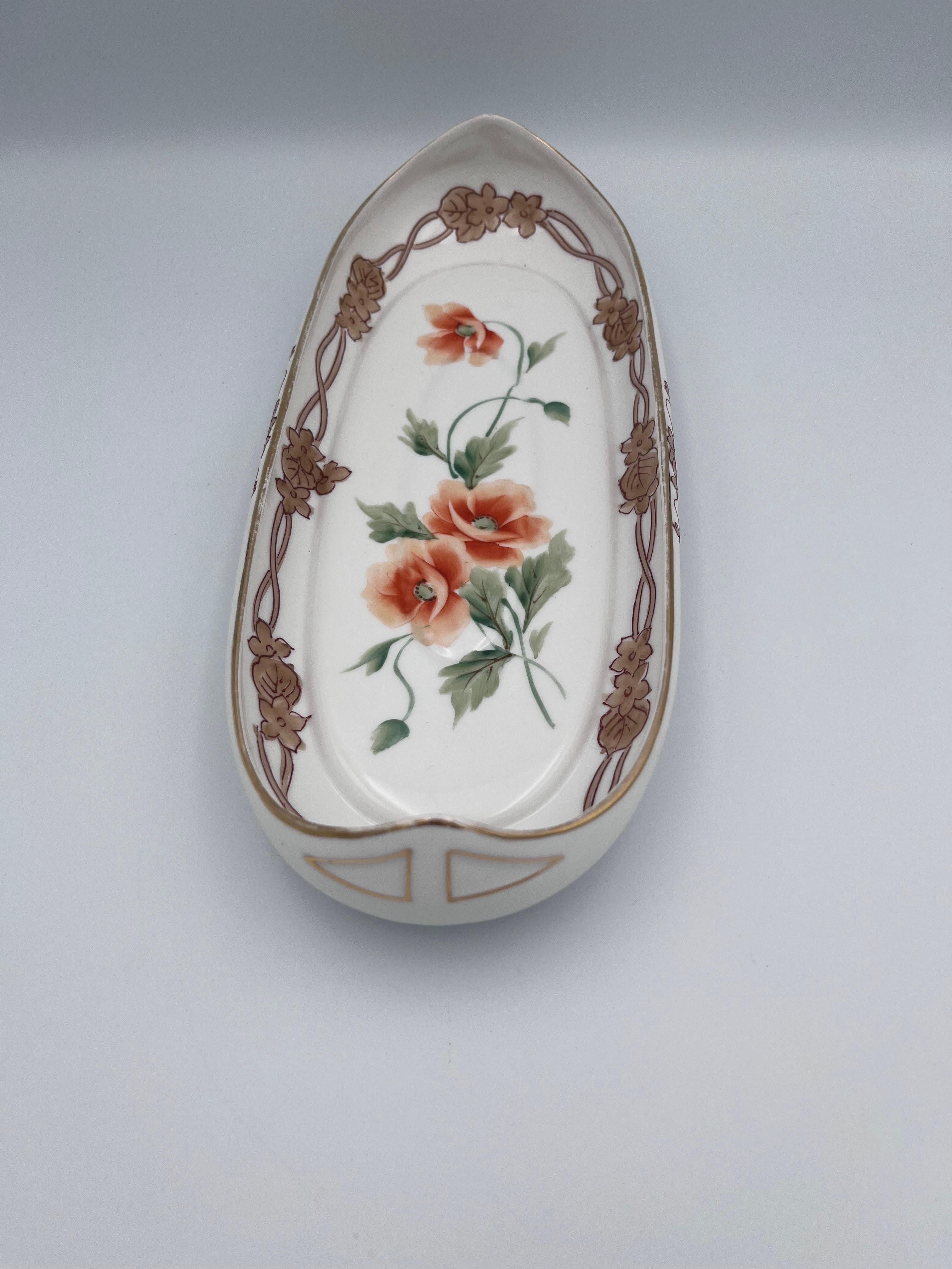 Dipinto a mano Piatto lungo di sedano/asparagi in porcellana Nippon del 1910 dipinto a mano Papaveri e oro in vendita