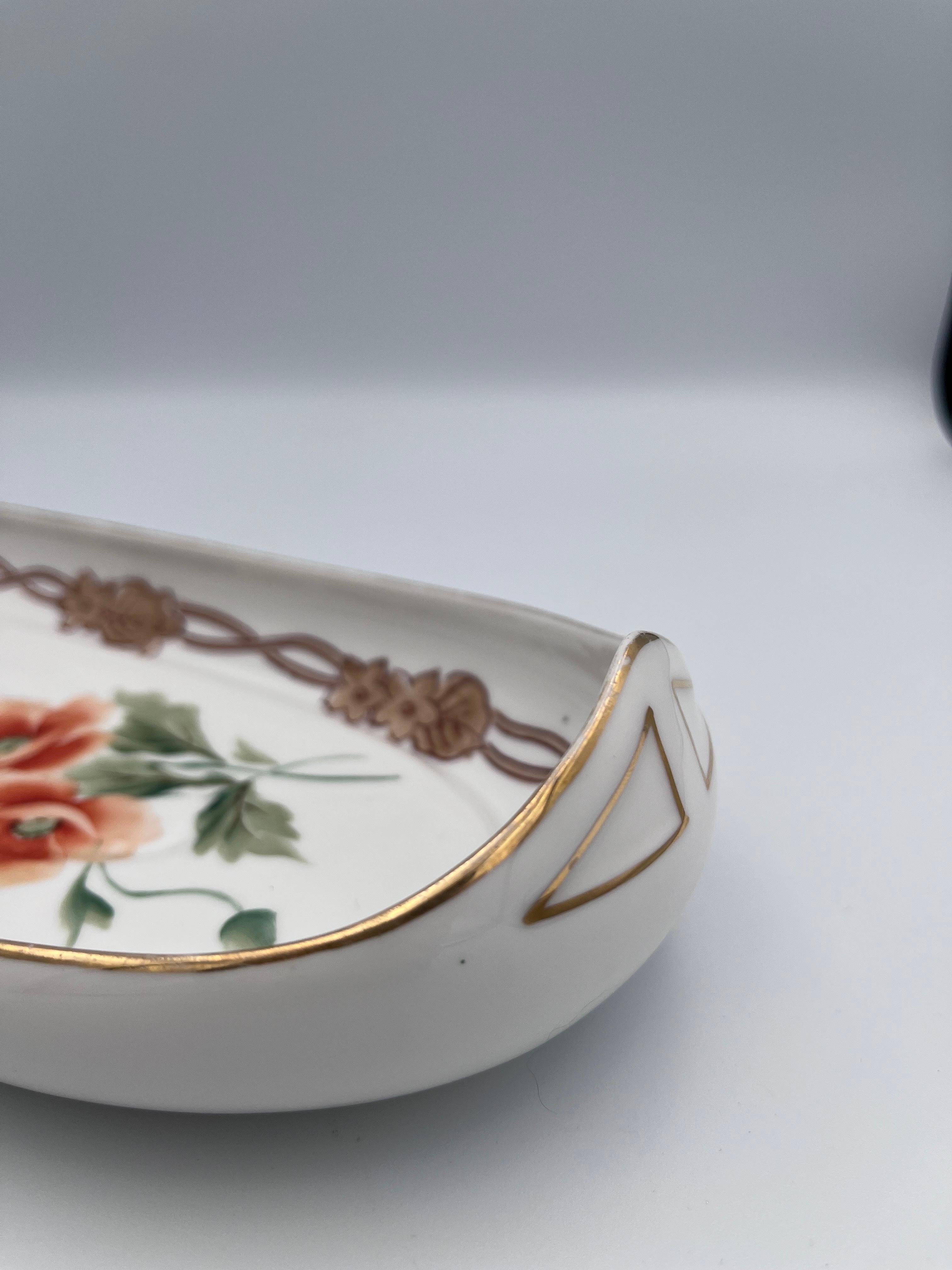 Piatto lungo di sedano/asparagi in porcellana Nippon del 1910 dipinto a mano Papaveri e oro in vendita 1