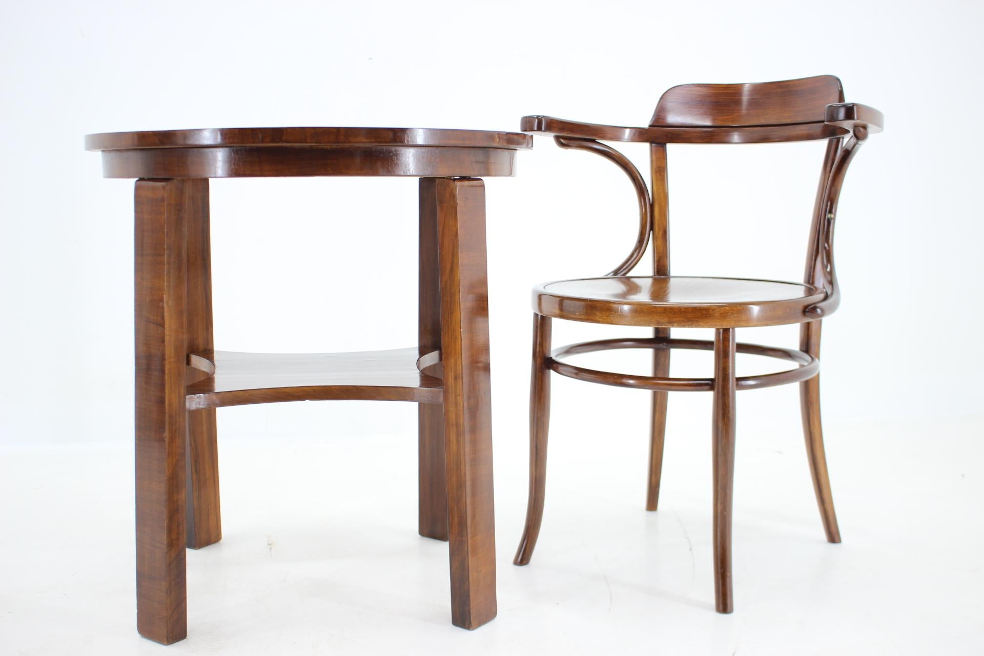 - Carefully refurbished and finished with shellac 
- Chair is labeled by producer 
- Table Diameter: 72 x 68.