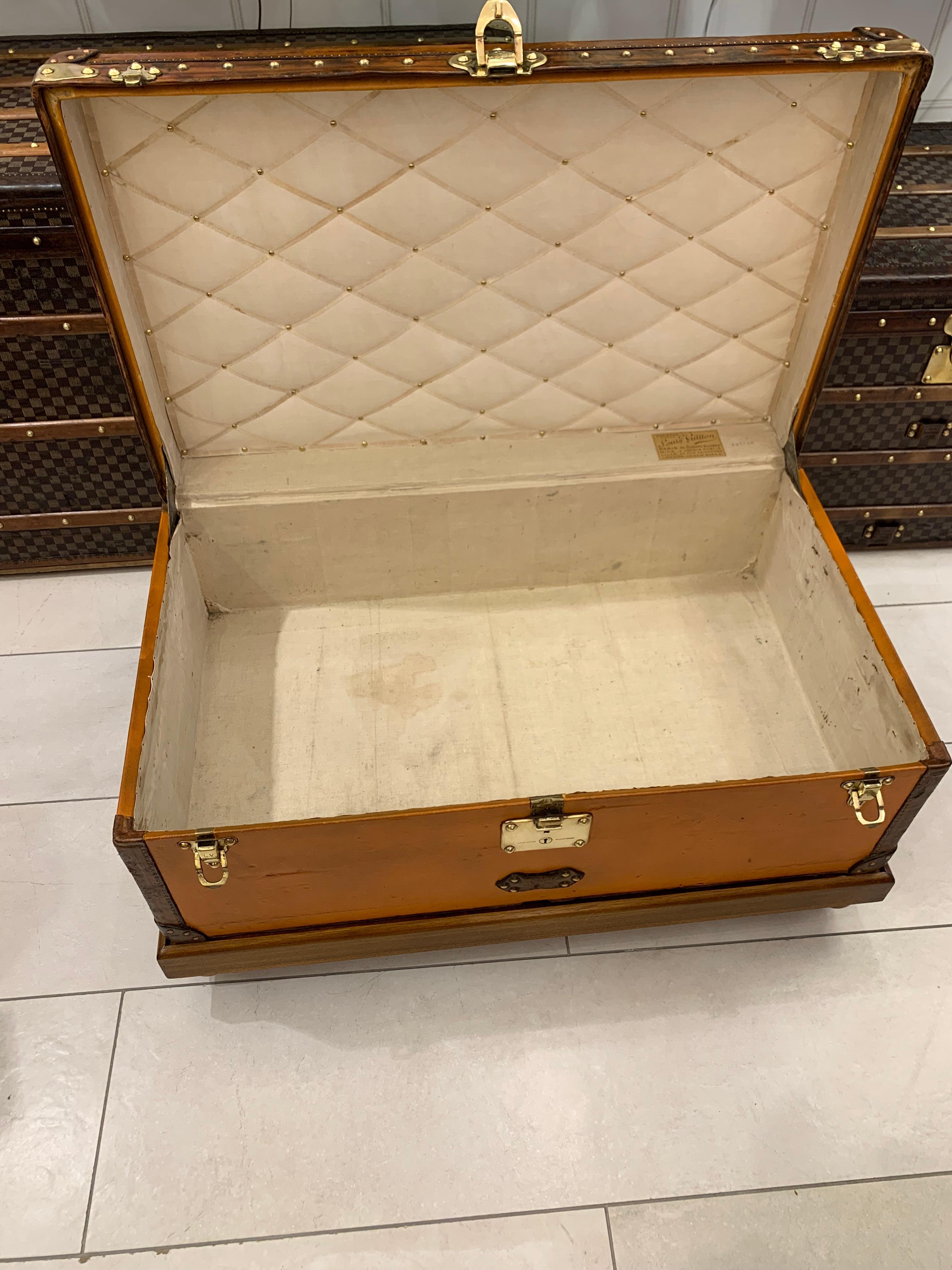 1910s Orange Louis Vuitton Steamer Trunk, 90 cm Orange Louis Vuitton Trunk en vente 6