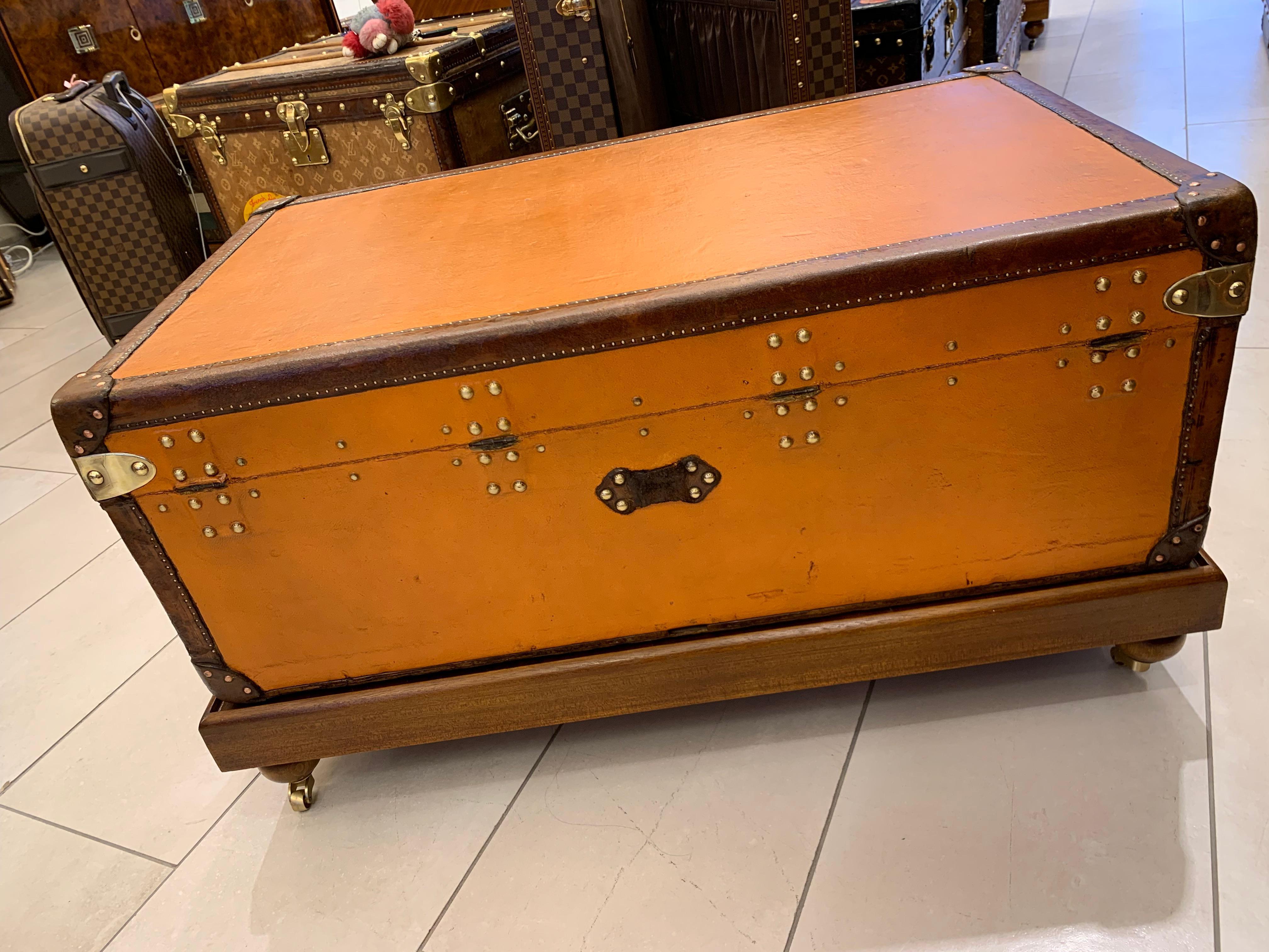 1910s Orange Louis Vuitton Steamer Trunk, 90 cm Orange Louis Vuitton Trunk en vente 3