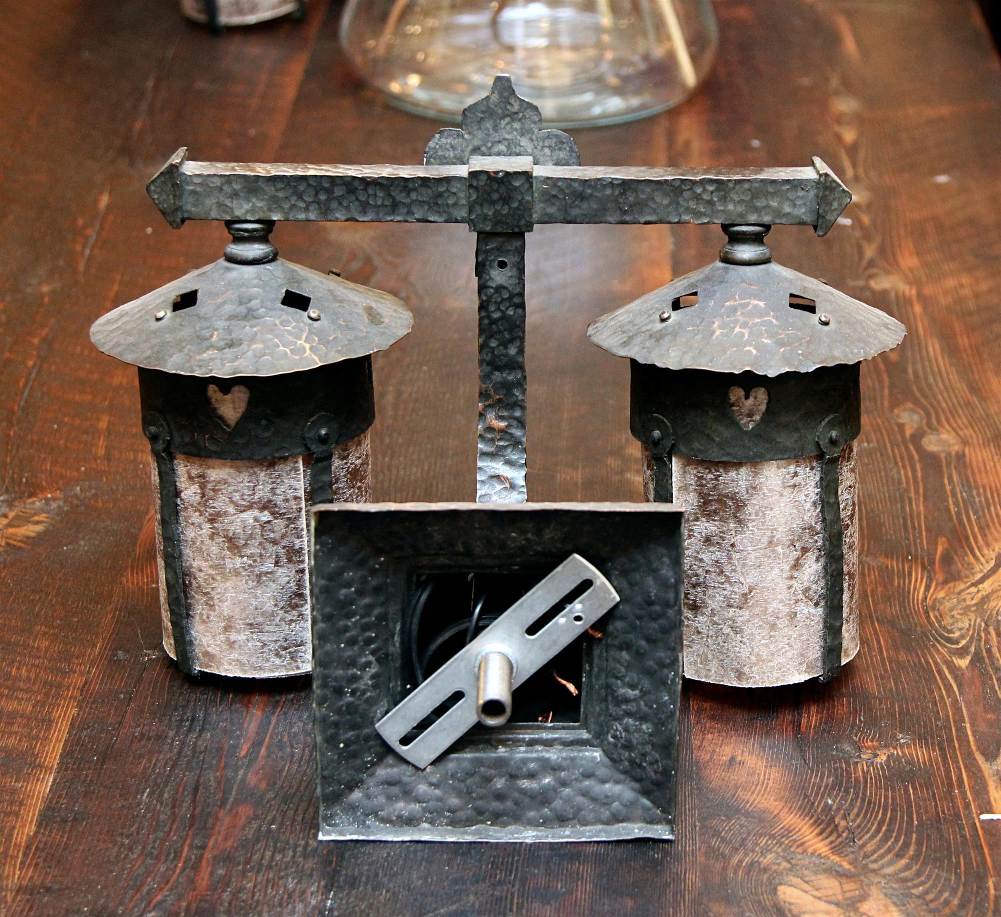 Américain Paire d'appliques à lanternes Arts & Crafts en fer des années 1910 avec détails en forme de cœur et mica neuf