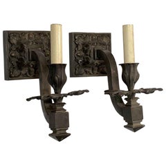 Coppia di sconsigliere francesi in bronzo del 1910 a una luce con foglie di Oak e ghiande, con motivi floreali pesanti ciascuna