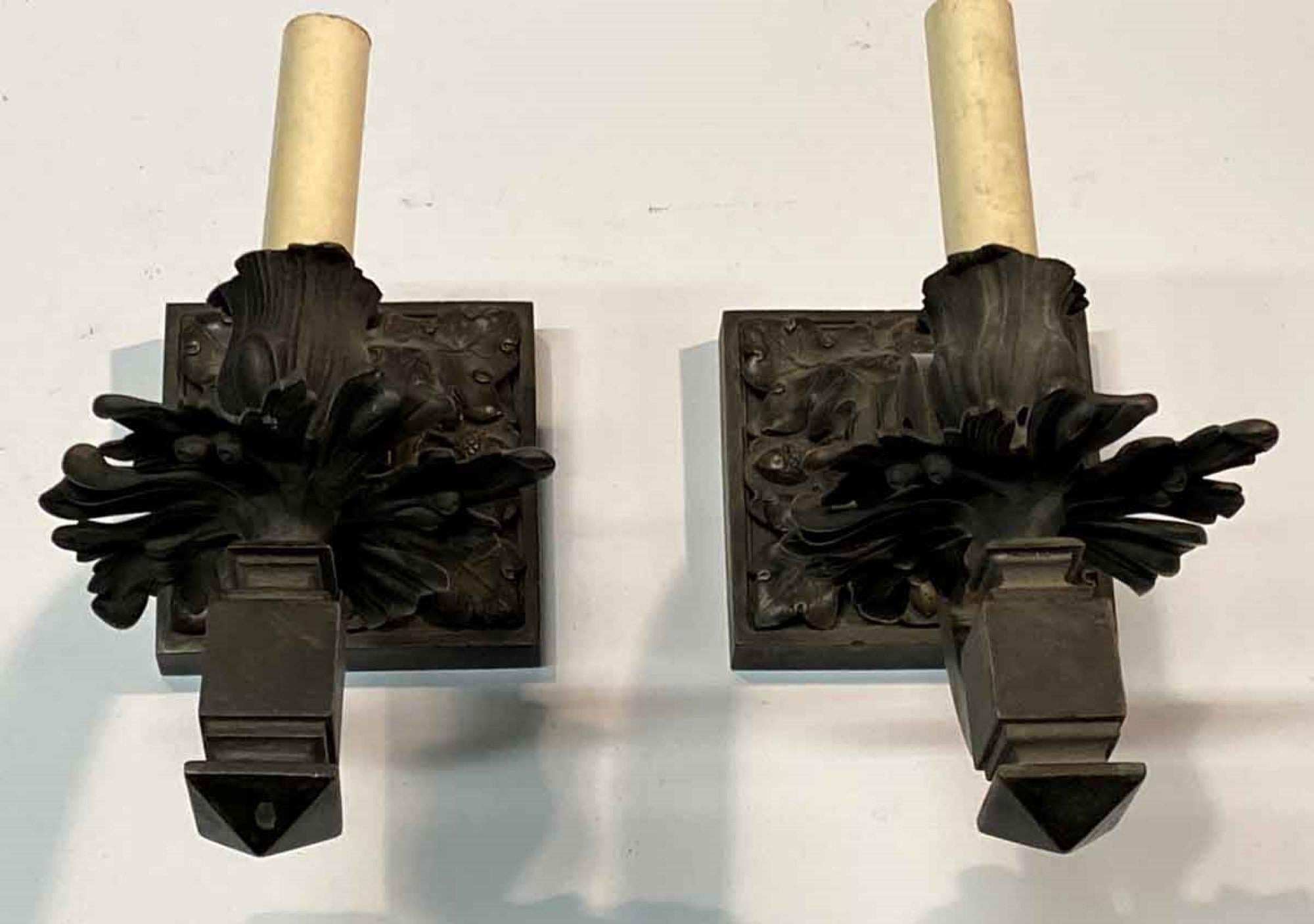 1910s Pair of Heavy Bronze French Oak Leaf & Acorn Sconces Floral One-Light Ea In Good Condition In New York, NY