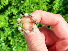 Broche en or jaune des années 1910, perle, diamant, péridot et rubis