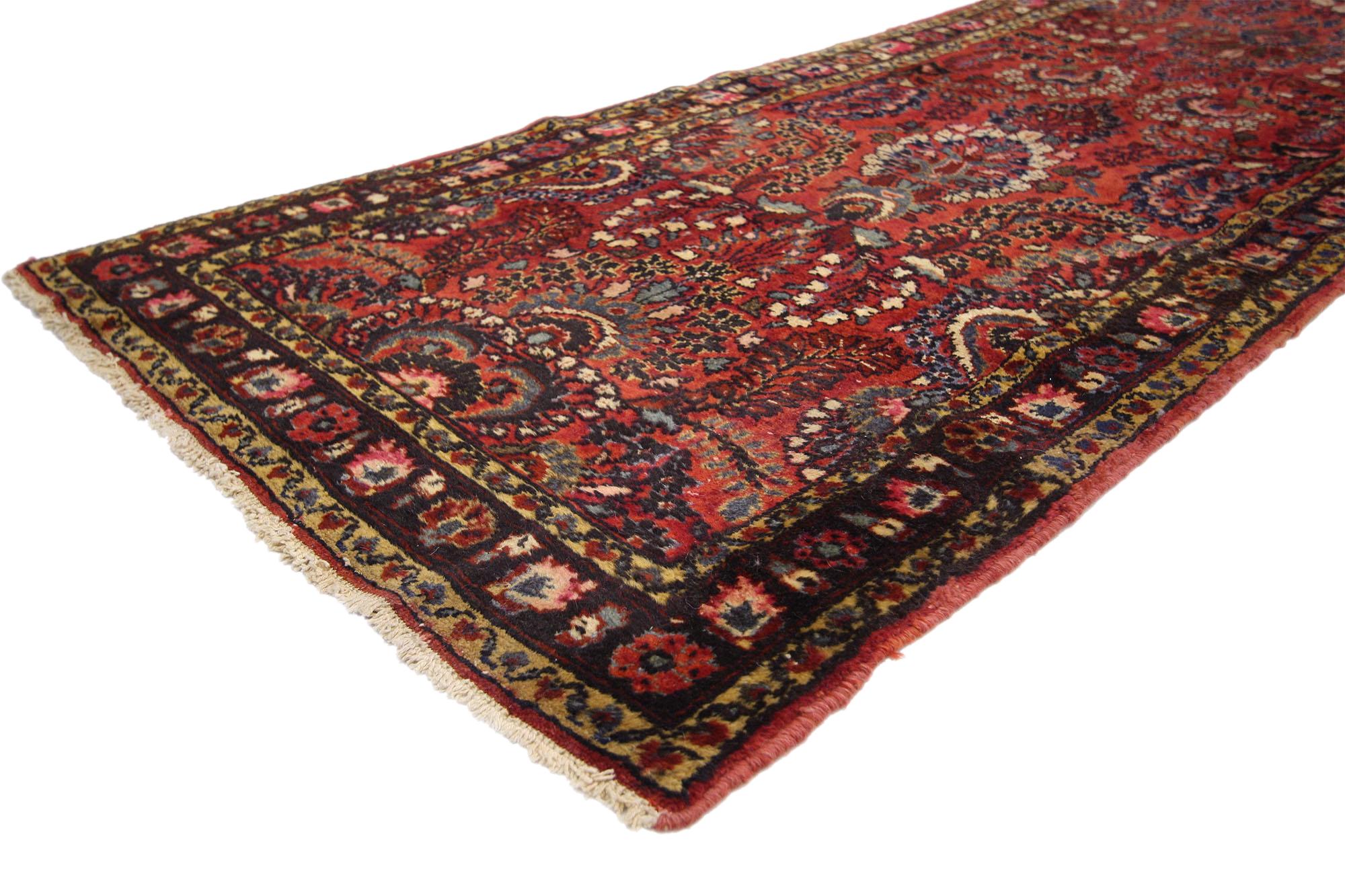 73685 Tappeto antico Sarouk Hamadan, 03'01 x 21'05. Come un giardino che si snoda nel tempo, questo tappeto antico persiano Hamadan Sarouk annodato a mano tesse una narrazione di eleganza fiorita e di aulica grandezza. Il suo terreno rosso saturo