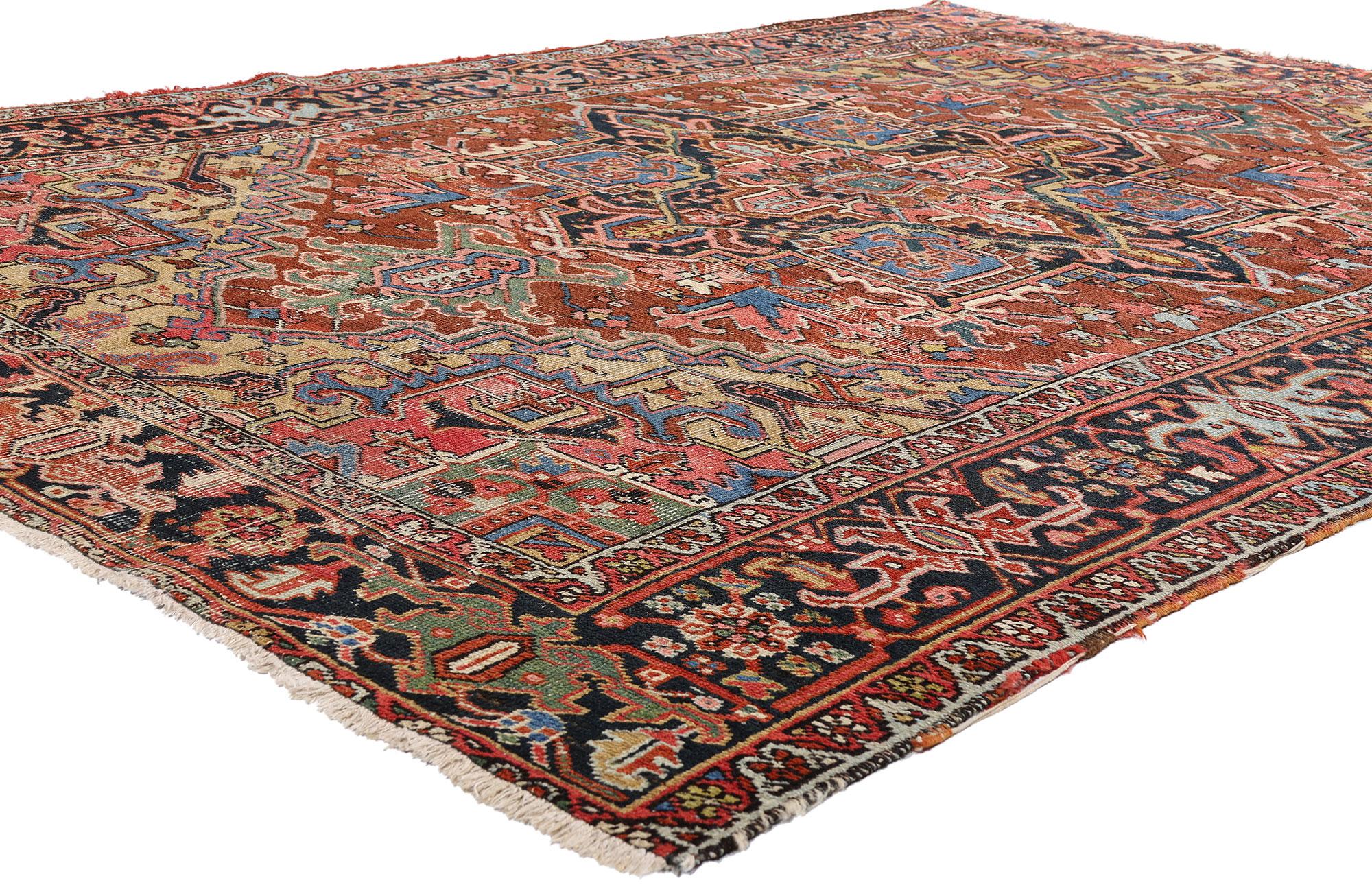 79273 Antiker persischer Heriz-Teppich, 07'11 x 10'06. Dieser handgeknüpfte antike persische Heriz-Teppich aus Wolle ist ein seltenes und ausgezeichnetes Meisterwerk, das mit einer Kunstfertigkeit gewebt wurde, die über die bloße Nützlichkeit