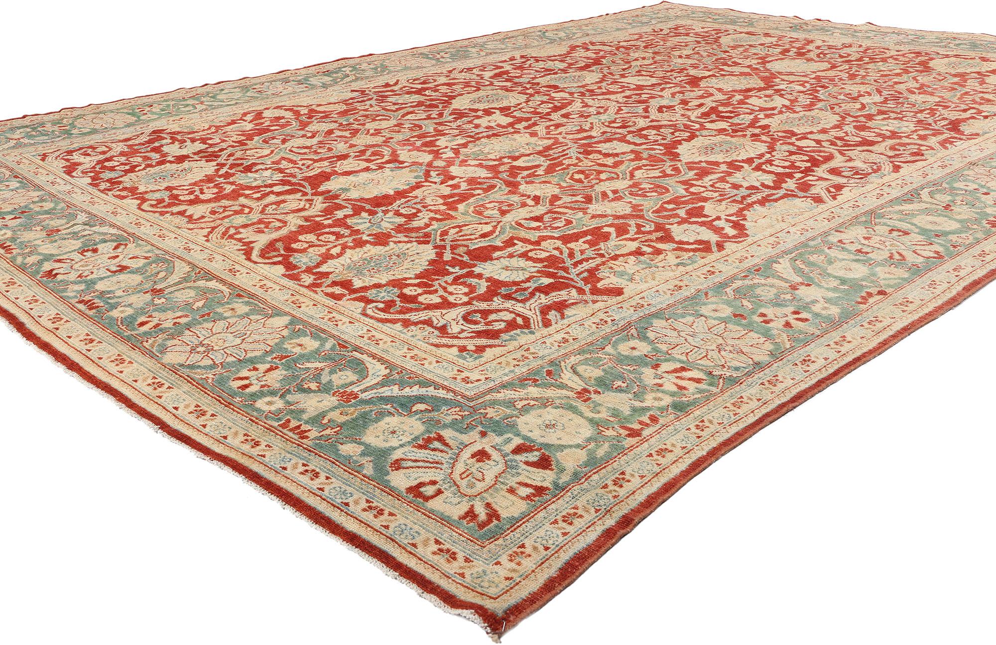 52680 Tappeto antico persiano Mahal, 09'10 x 14'00. Vero e proprio testamento della grandezza delle tradizioni di tessitura persiane, questo antico tappeto persiano Mahal è un'opera d'arte e di eleganza. Il campo rosso abraso, arricchito dalla
