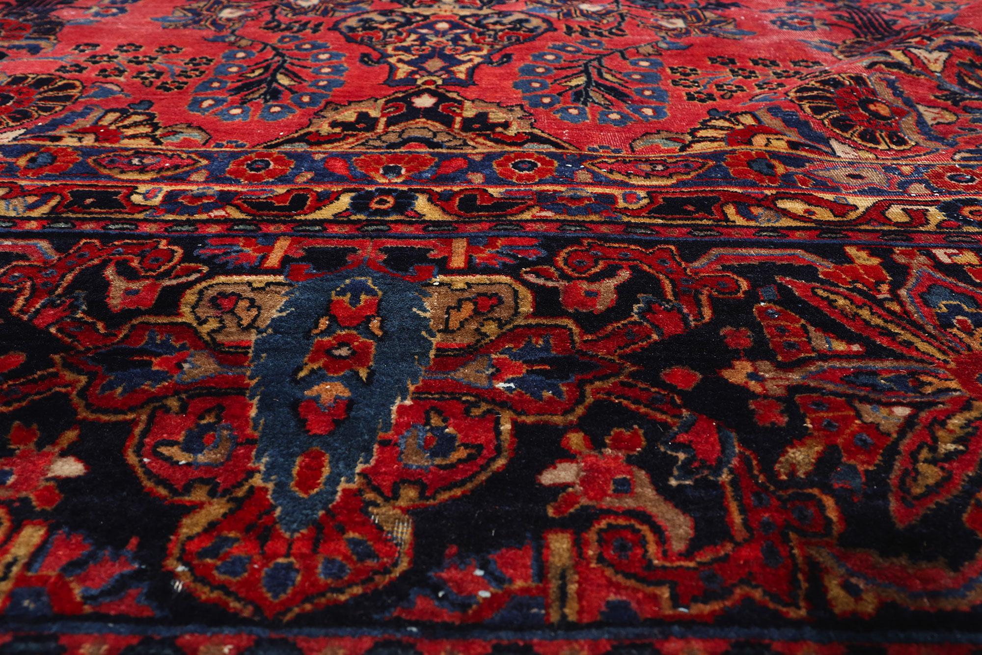 79124 Tappeto Sarouk persiano rosso antico, 13'06 x 19'05. Come un antico manoscritto persiano scritto in lana e tinto con i colori di mille giardini, questo tappeto Sarouk antico annodato a mano racconta una storia ricca di storia e bellezza. Dal