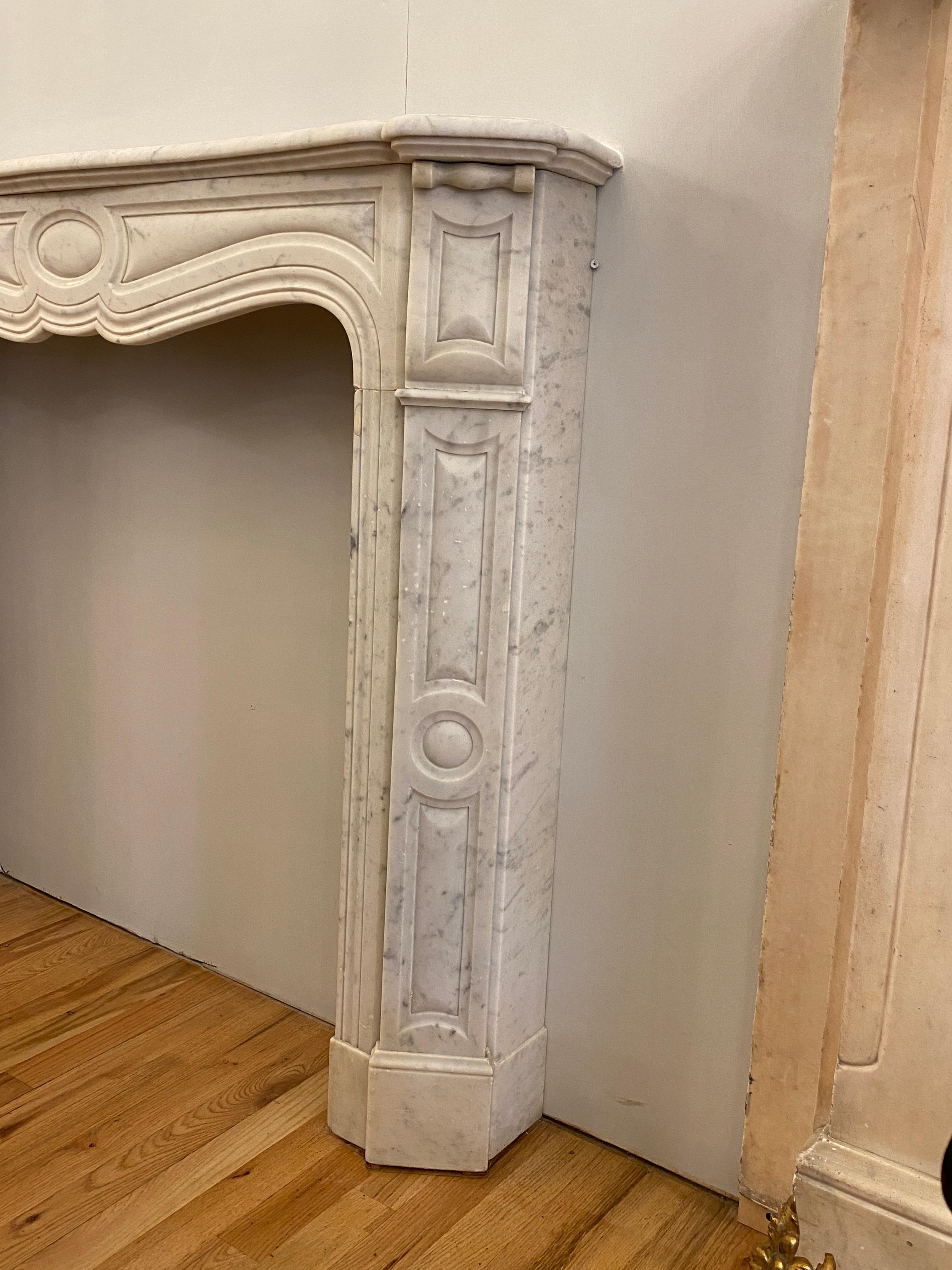 1910s Petite French White Carrara Marble Mantel from West 9th St in Manhattan In Good Condition In New York, NY