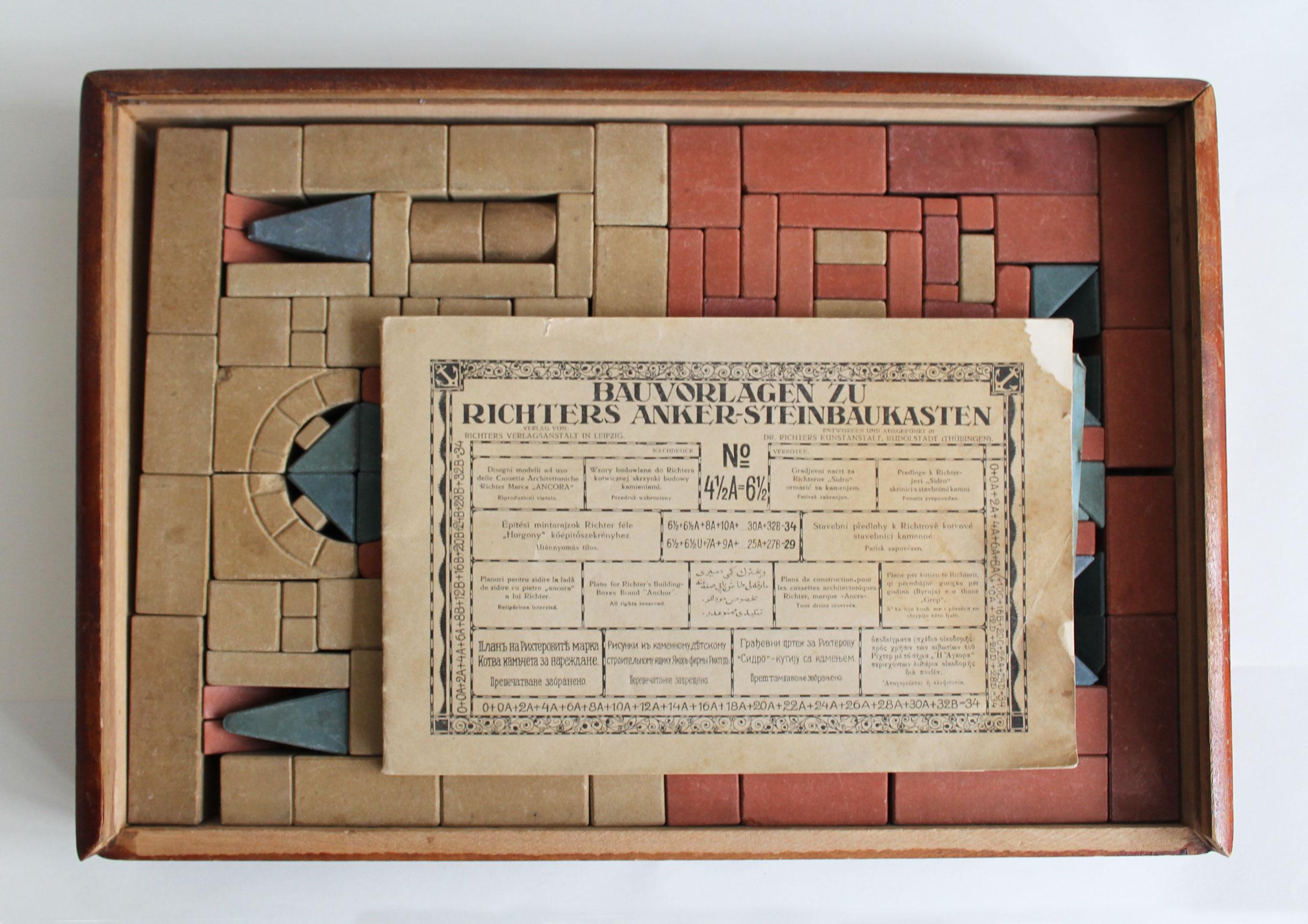 1910's Richter's Stone Anchor Building Blocks Box For Kids In Good Condition For Sale In Brno, CZ