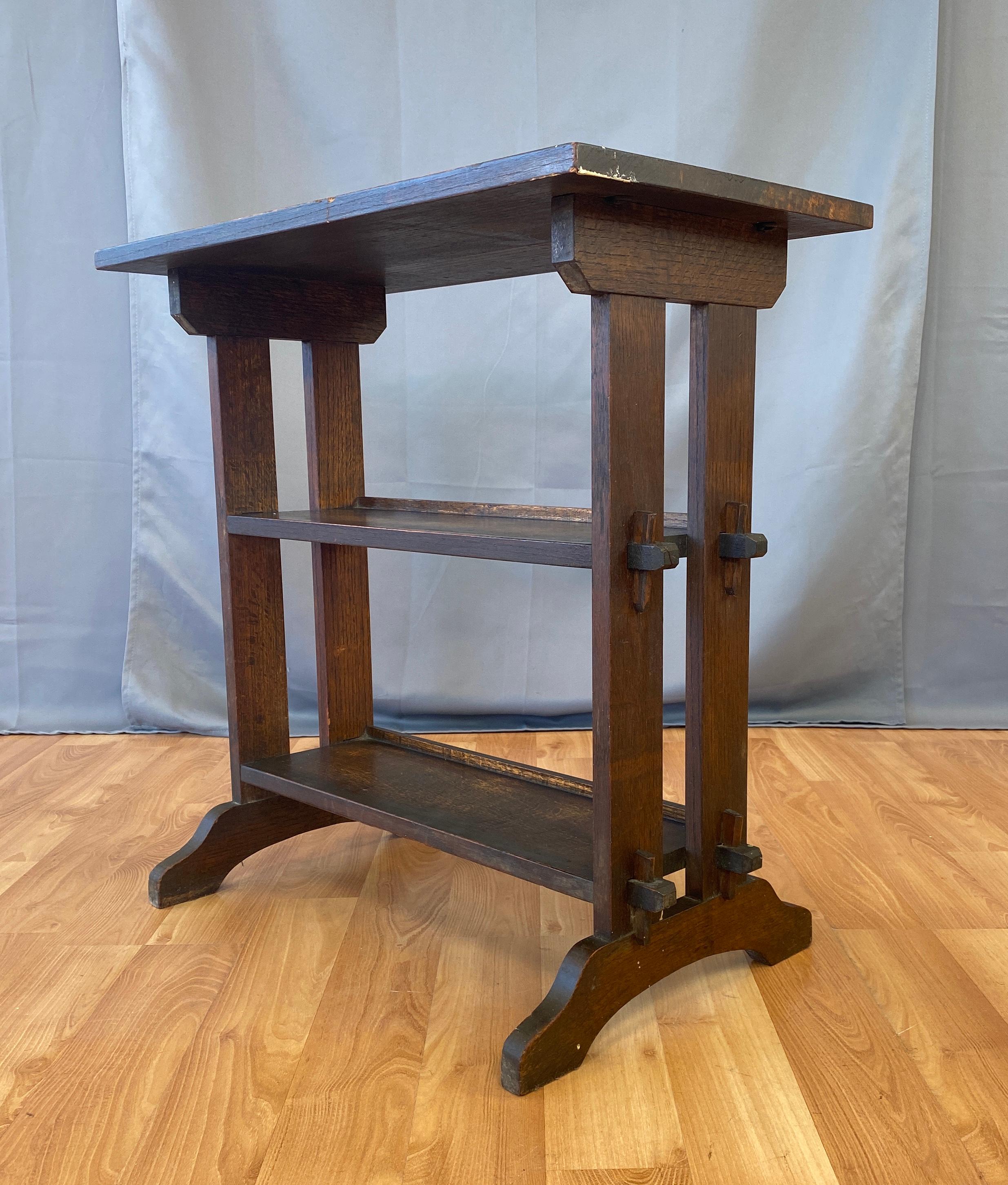 A circa 1910s Arts & Crafts Roycroft little journey book stand, made of oak, with label.

Measures: Shelves are approximately 20.50 x 6.50 inches.