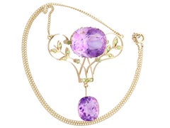 1910, Ciondolo russo in oro giallo con ametista e granato demantoide da 40,68 carati