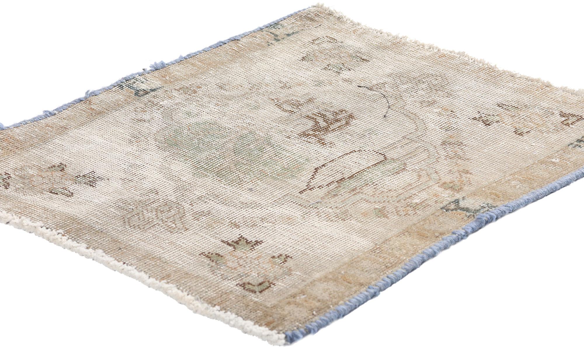79123 Antiker persischer Hamadan-Teppich, 01'09 x 02'00. Dieser handgeknüpfte antike persische Hamadan-Teppich aus Wolle bietet eine delikate Mischung aus historischer Authentizität und moderner Rustikalität. Mit seiner gedämpften Palette an