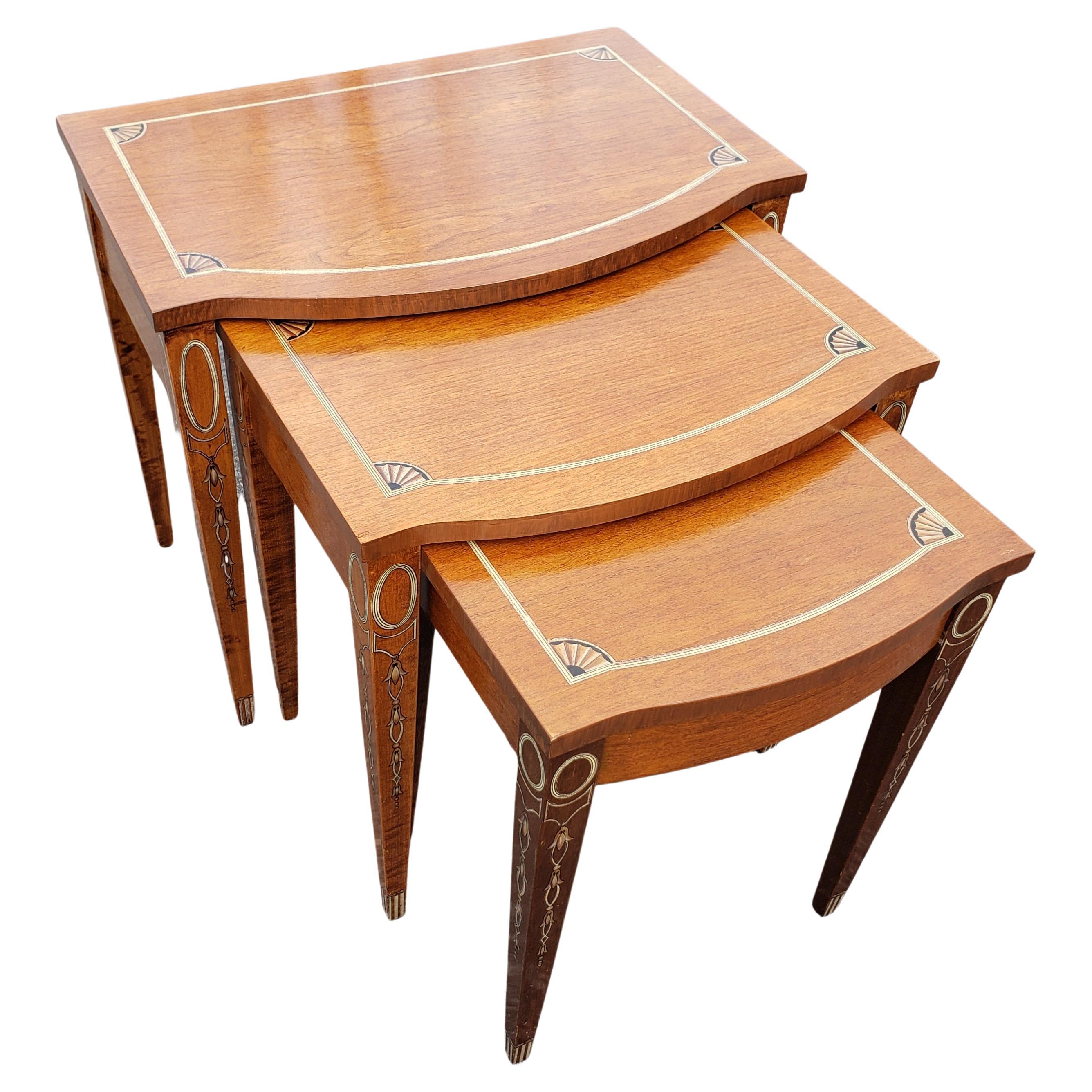 Superbe ensemble de trois tables gigognes en acajou marqueté de style George III en très bon état. La grande table mesure 22.5 