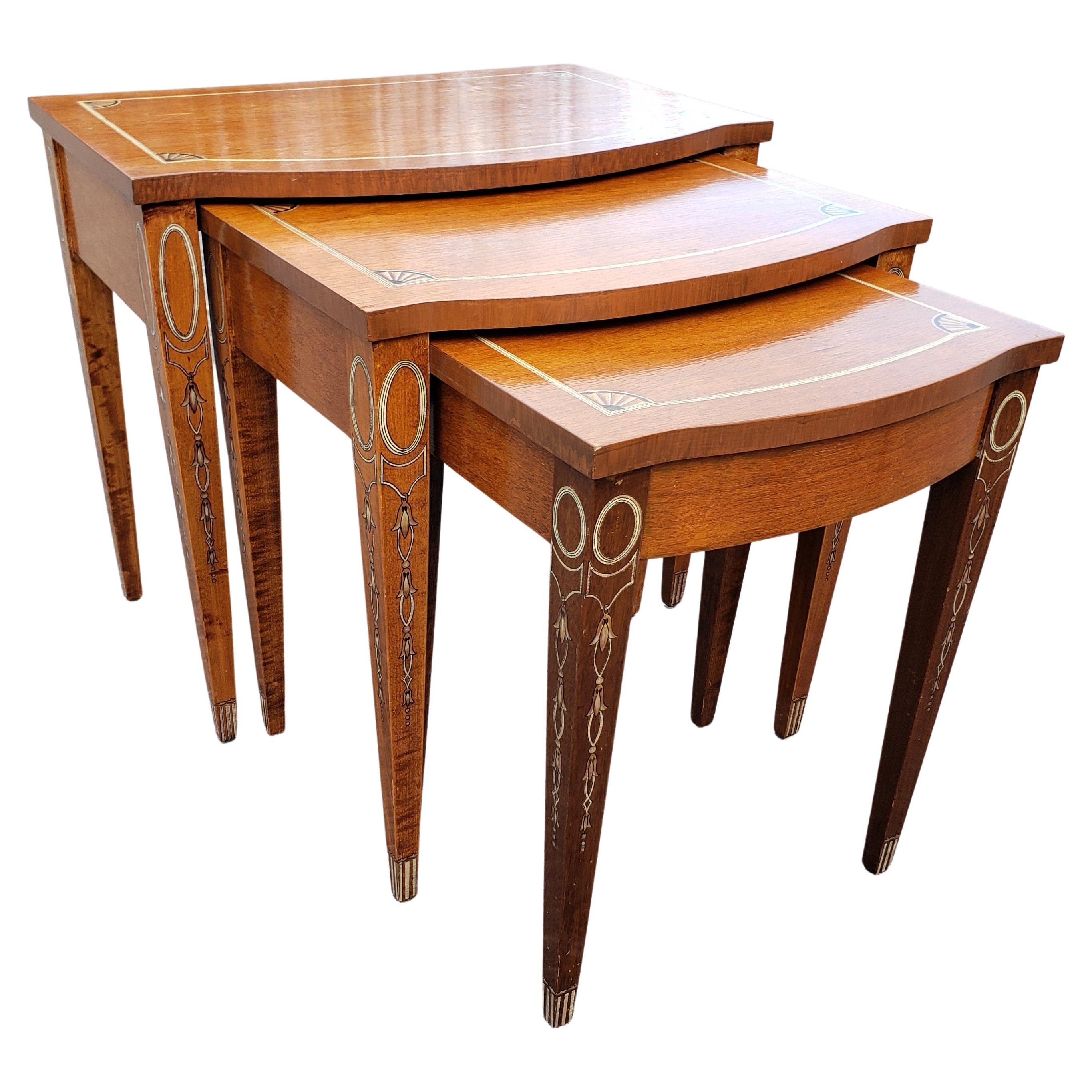 Travail du bois 1910s Ensemble de trois tables gigognes en acajou marquet de style George III en vente