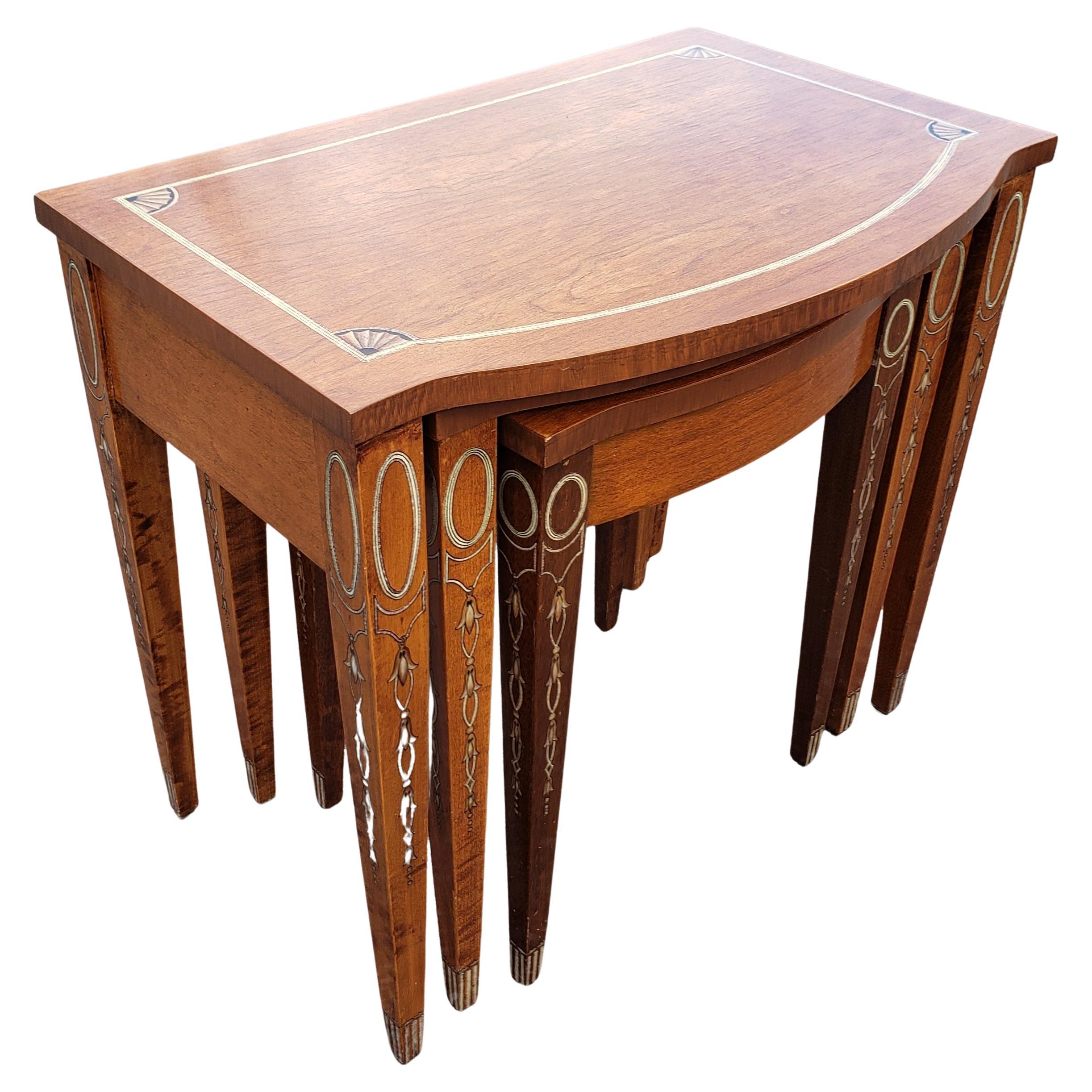 Acajou 1910s Ensemble de trois tables gigognes en acajou marquet de style George III en vente