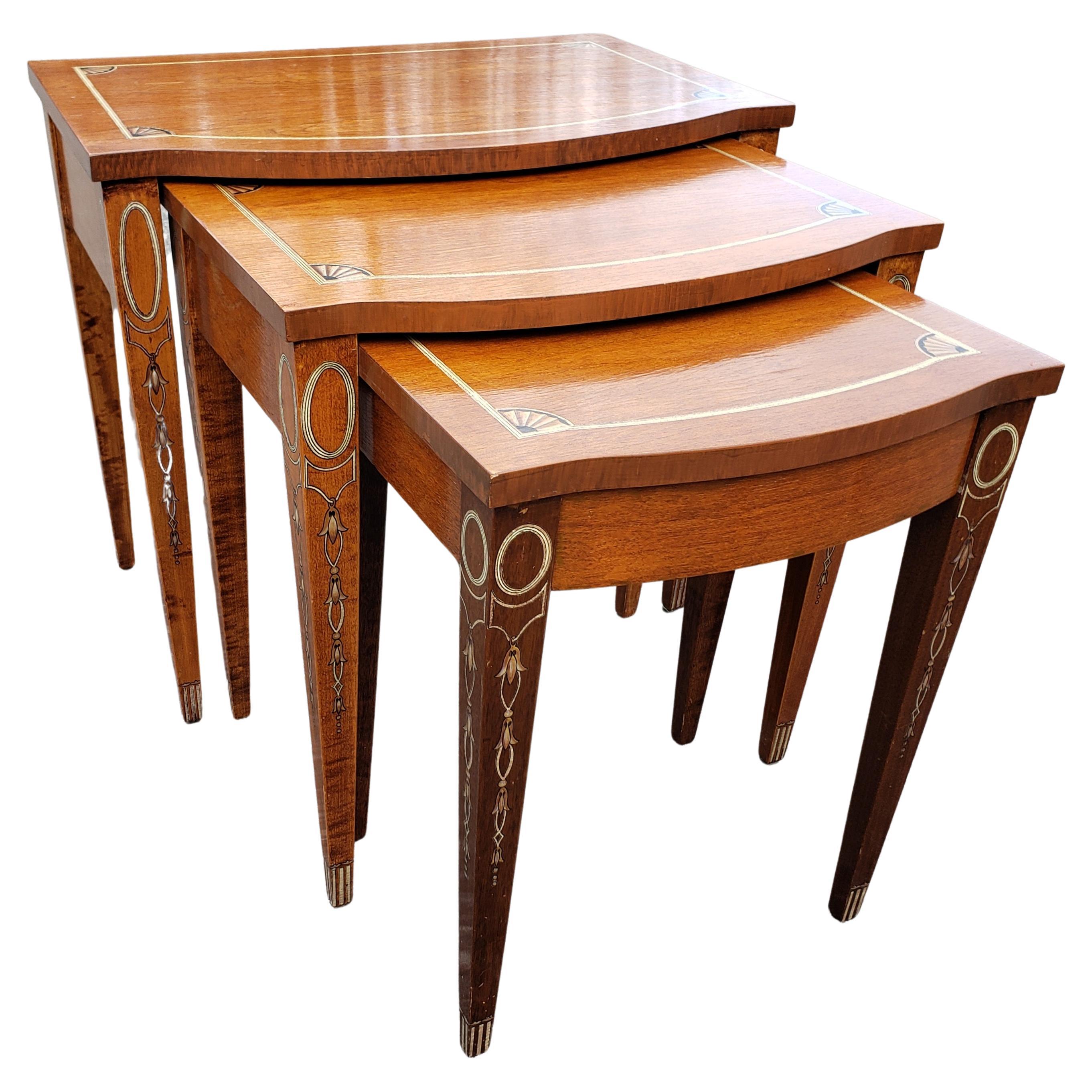 1910s Ensemble de trois tables gigognes en acajou marquet de style George III en vente 2