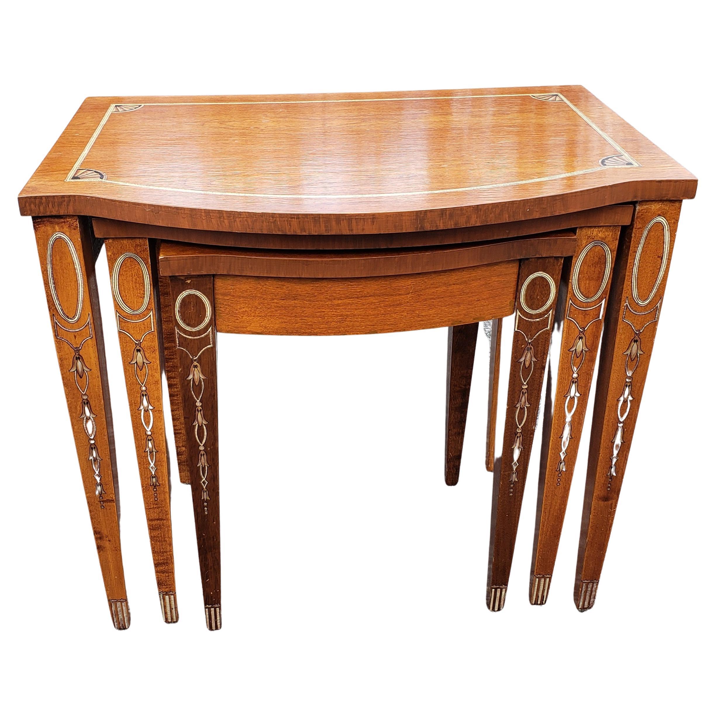 1910s Ensemble de trois tables gigognes en acajou marquet de style George III en vente