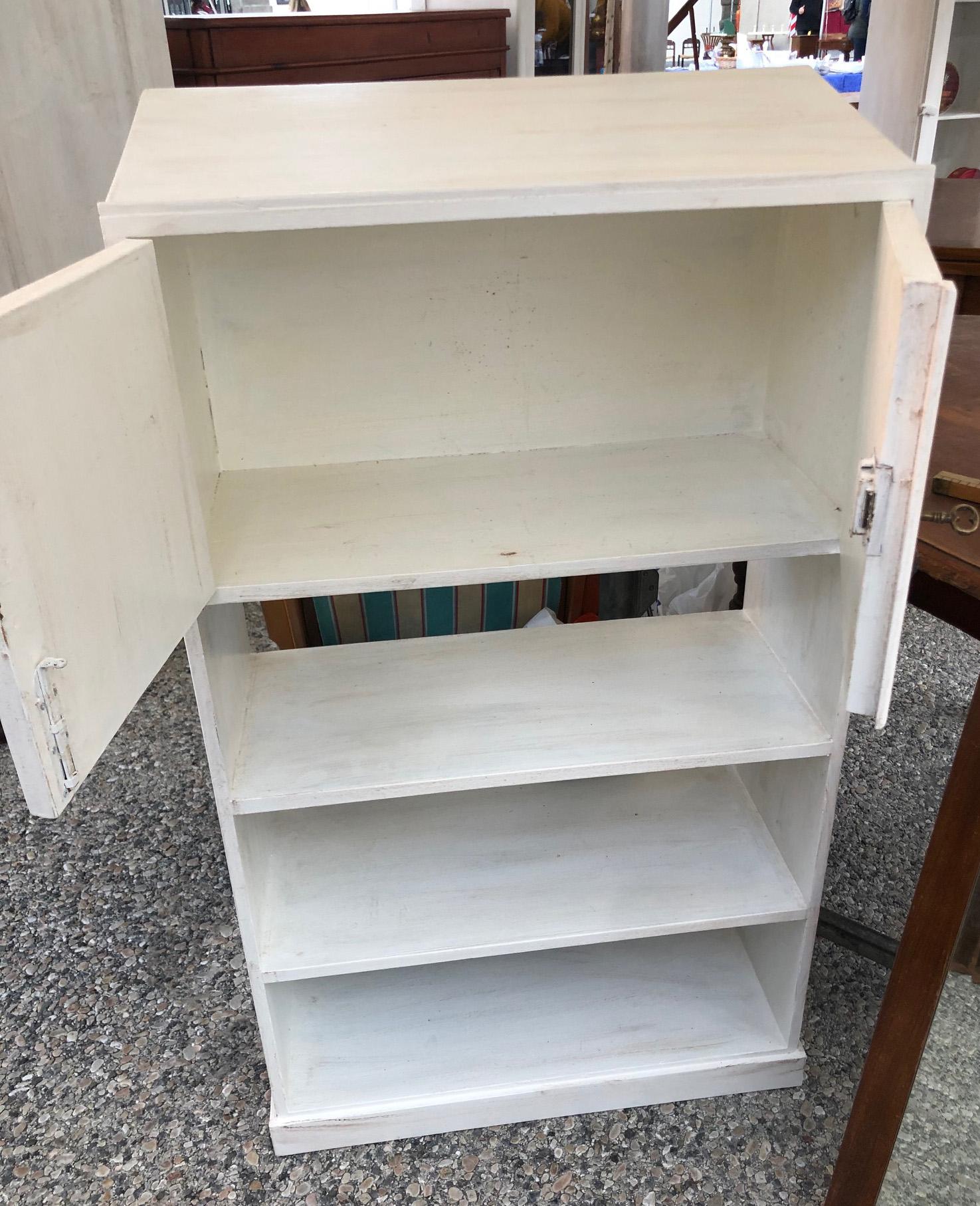 1910s Shabby white sideboard, bookcase called ''scrivimpiedi'', very slender design.
The material is fir.
The transport quote for the USA and Canada is customized according to the destination, make the request with zip code and city.