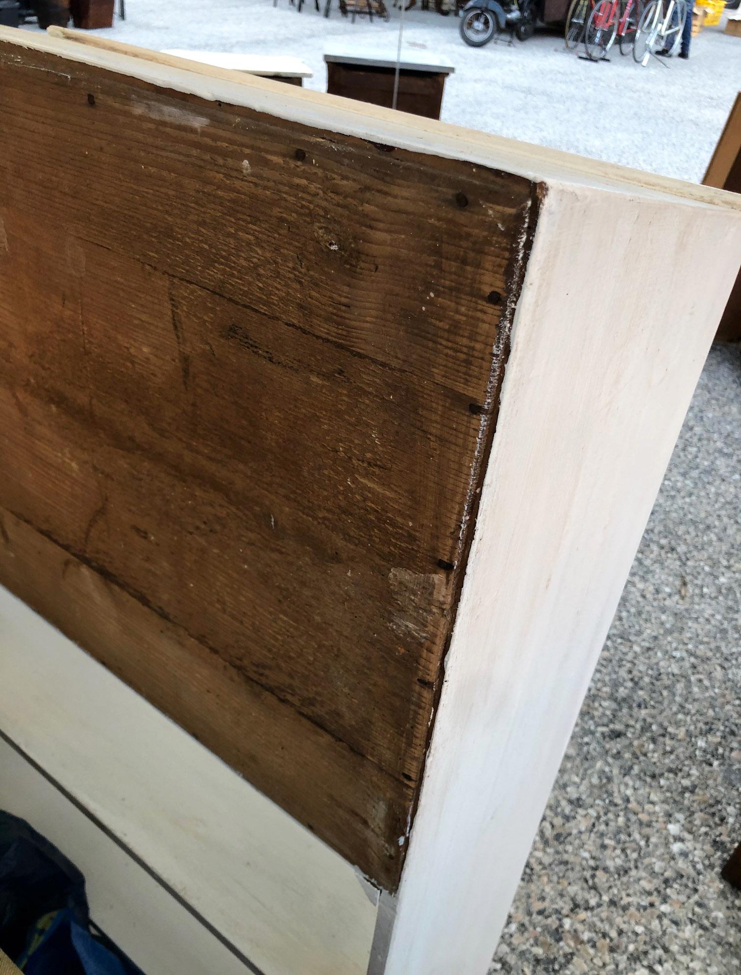 1910s Shabby White Sideboard, Bookcase, Very Slender Design, Fir In Good Condition In Buggiano, IT