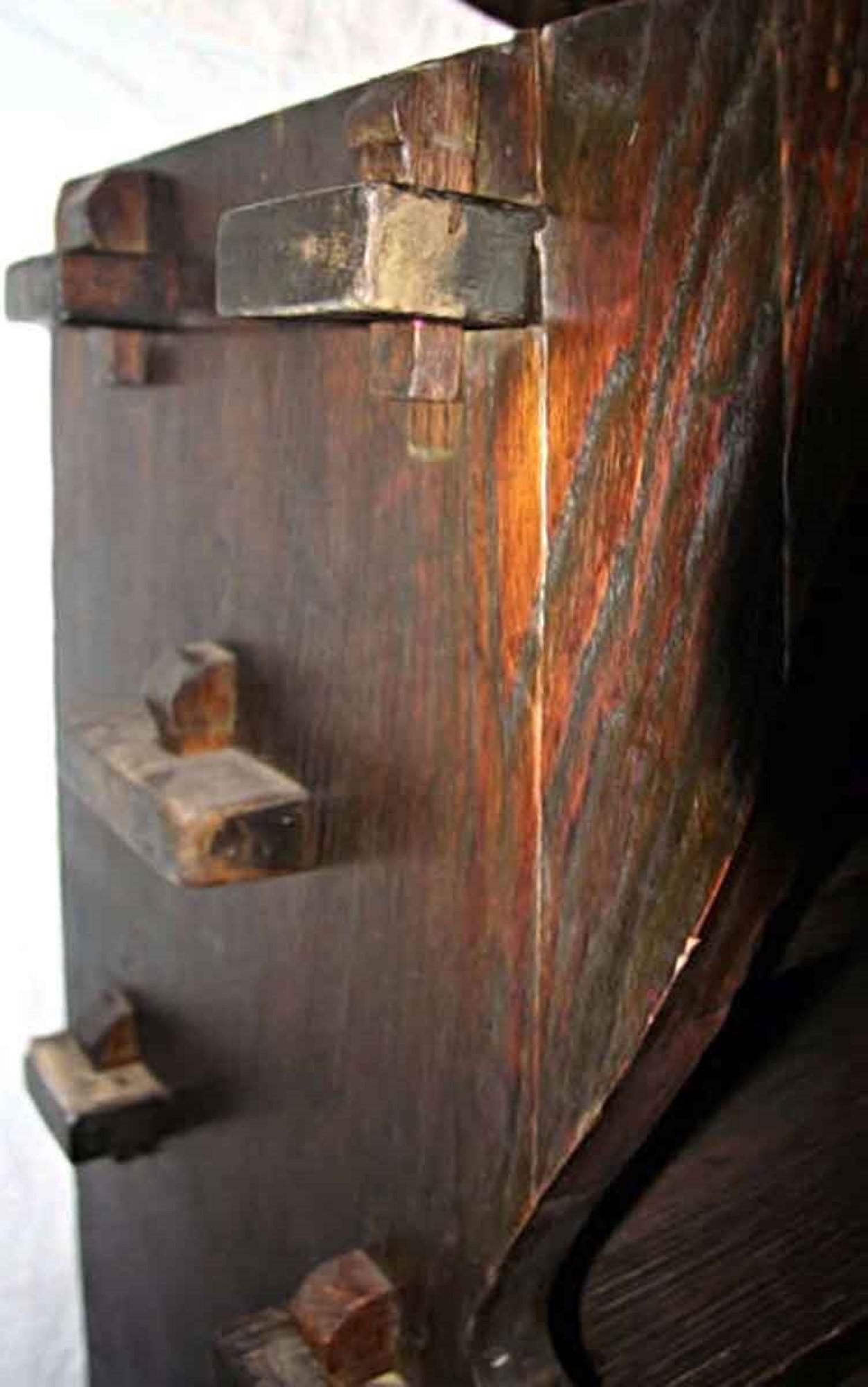 Mueble Arts & Crafts de roble macizo de la década de 1910 con clavijas de mariposa. Dos cajones inferiores, dos puertas y dos estantes. Falta una clavija de madera. Algunas deformaciones. Puede verlo en nuestra sede de 400 Gilligan St, en Scranton,