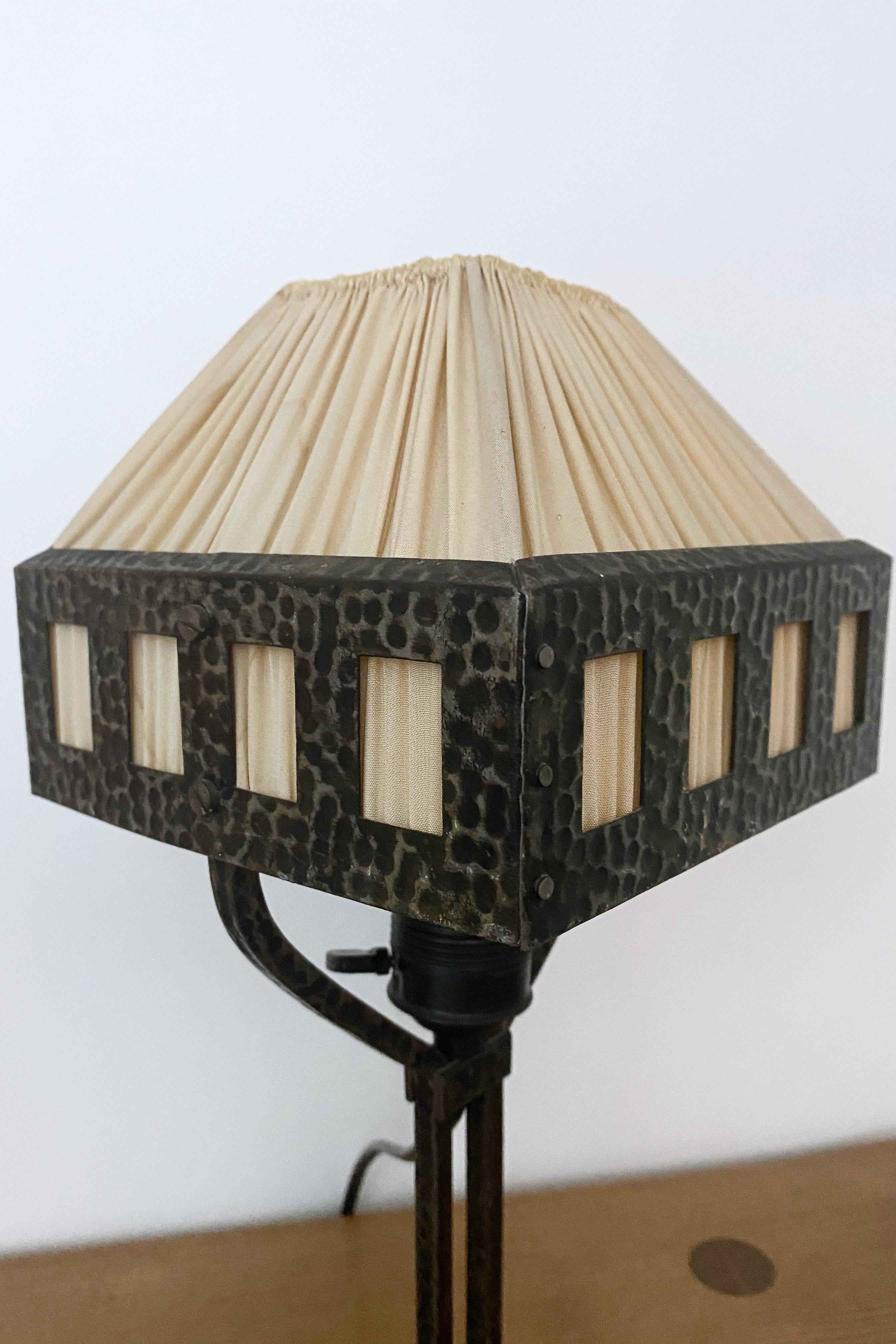 1910s Hammered copper table lamp by Arvid Böhlmarks lamp fabric in Sweden. Arts and crafts inspired design in Jugend style with original silk lampshade. Age appropriate wear to the silk but overall in a good condition. A copper header that should go