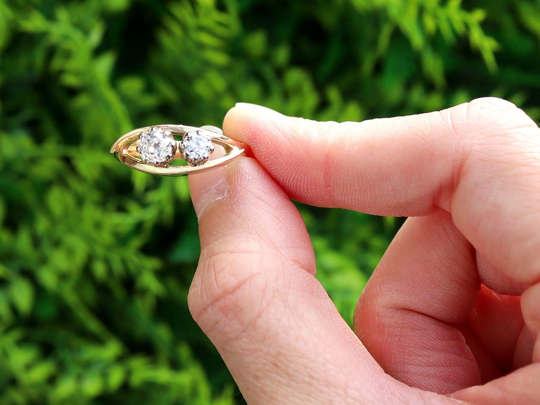 Deux diamants anciens présentés dans une monture contemporaine en or jaune 18 carats, faisant partie de nos collections de bijoux en diamant et de bijoux de succession.

Cette impressionnante bague à deux pierres a été réalisée en or jaune 18
