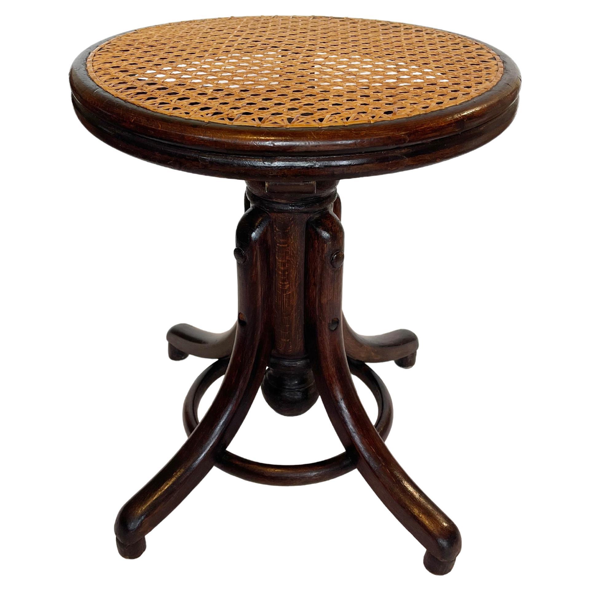 Impressive original 1900s to 1910s piano stool by D. G. Fischel, Austria.
The original design had been made by Thonet.
Dark Brown Bentwood with even darker varnish in a mahogany vibe.
The beautiful Vienna weave seat comes in a light brown colour and