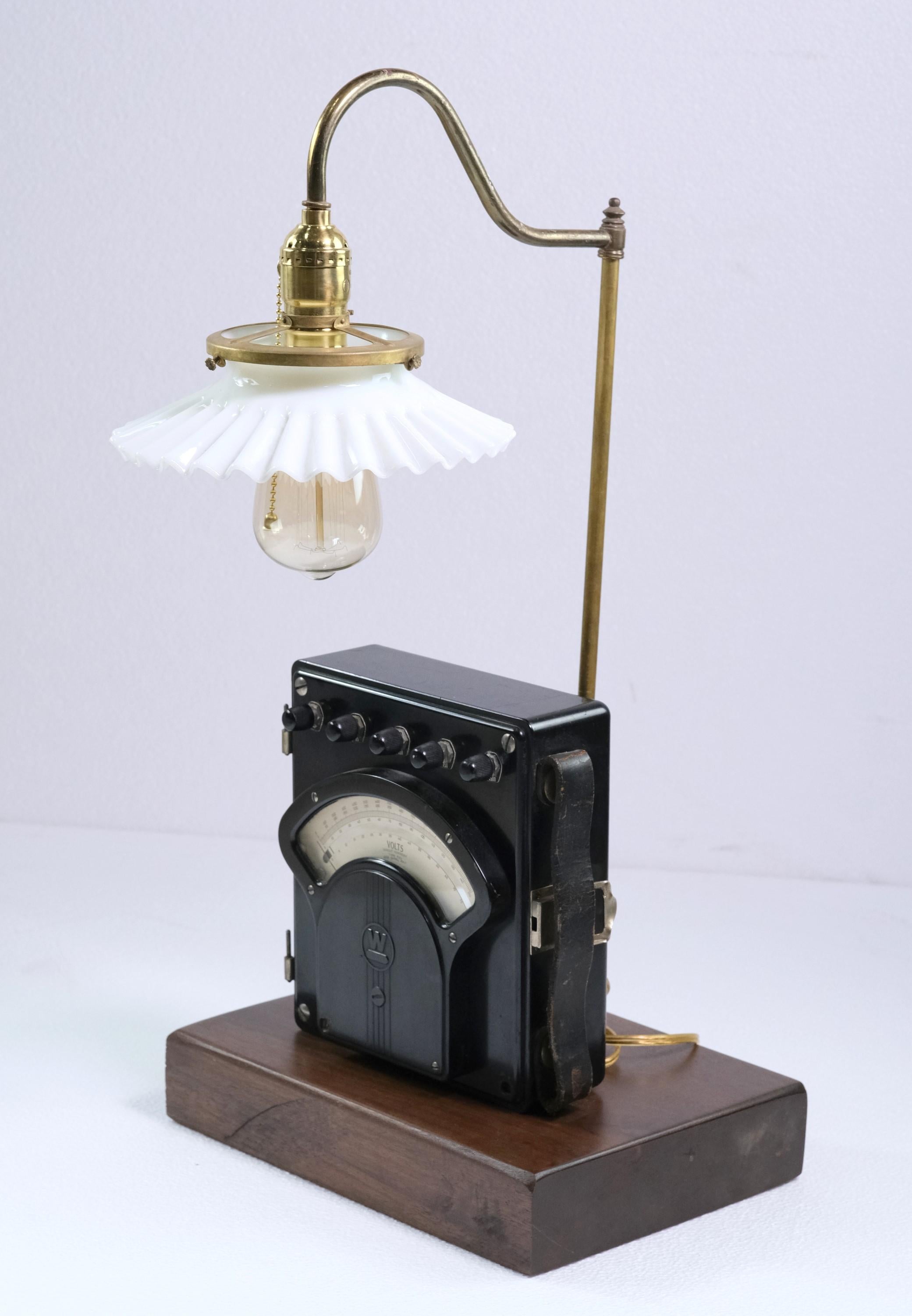1910s Western Electric Bakelite Voltmeter Table Lamp In Good Condition For Sale In New York, NY