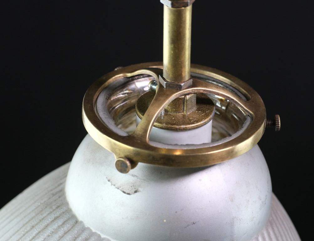 1910s X-Ray Glasschirme Doppel Pendelleuchte New Brass Hardware im Angebot 4